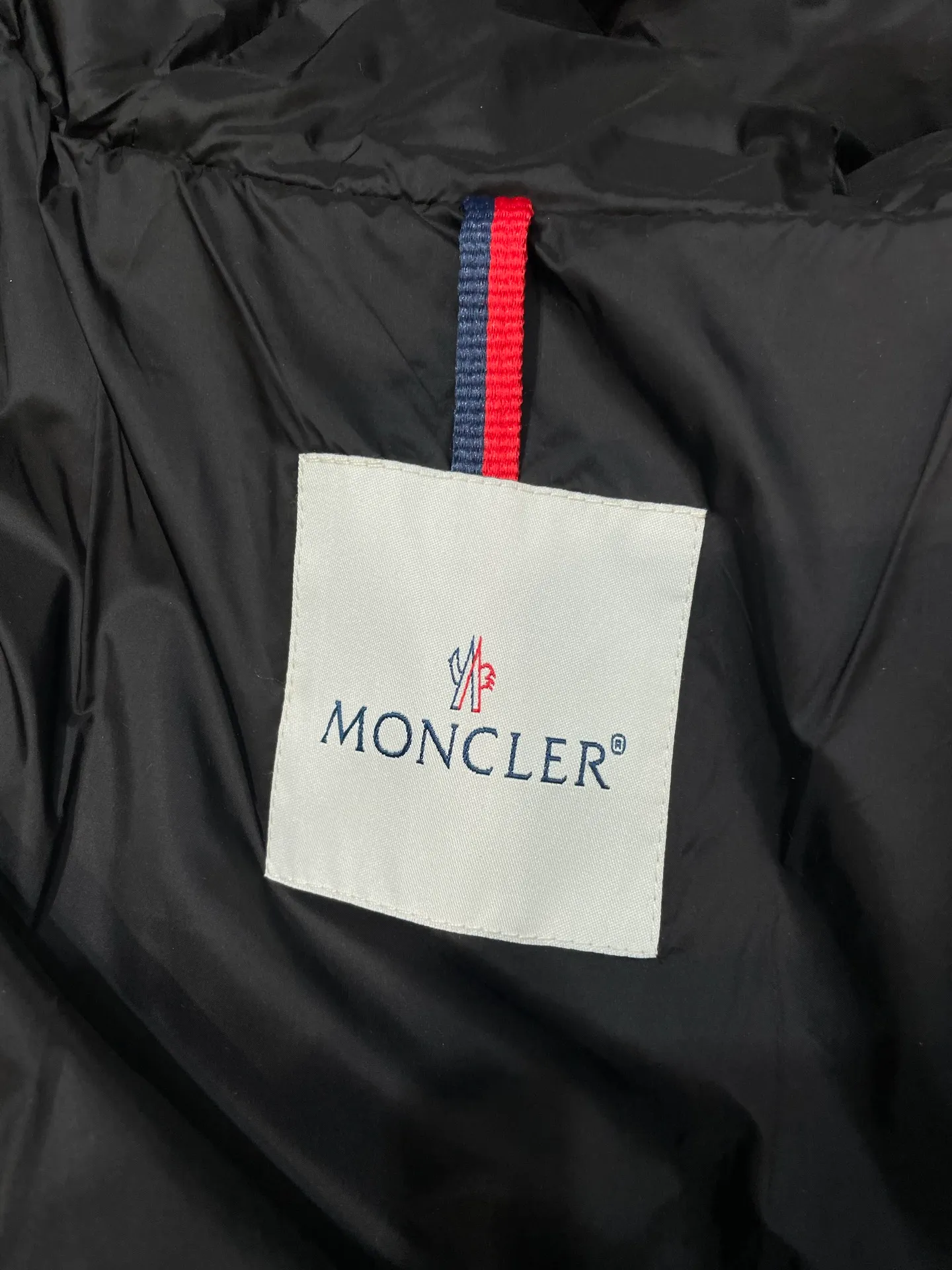 P1300 Long Moncler🌟Women's waist-cinching large fur collar long down jacket. Fashionable waist-cinching fur collar down jacket, designed with nylon Leger carved lines, down filling and iconic Boudin quil seams. Stretch straps at the waist give you a slim and feminine look. A zipper closure with dual zipper pulls and a removable frost fox edge on the hood let you customize the style to suit your climate and needs. The "paper down jacket" made by Heavy Industry will become a new member of the thin style in autumn and winter. The material has a glossy feel, is very light, and has a particularly delicate feel. Wearing it on the body feels lighter and warmer.  The fine and smooth craftsmanship ensures the silhouette of the clothes. The classic down hood and detachable fox fur collar are fluffy, soft and textured. You can intuitively feel its high quality with the naked eye. The fine and visible fur can easily create a small V-face.  The windproof pockets and back waistband design make the entire down jacket slimmer and more fashionable!          Color: Black Size: 1-4