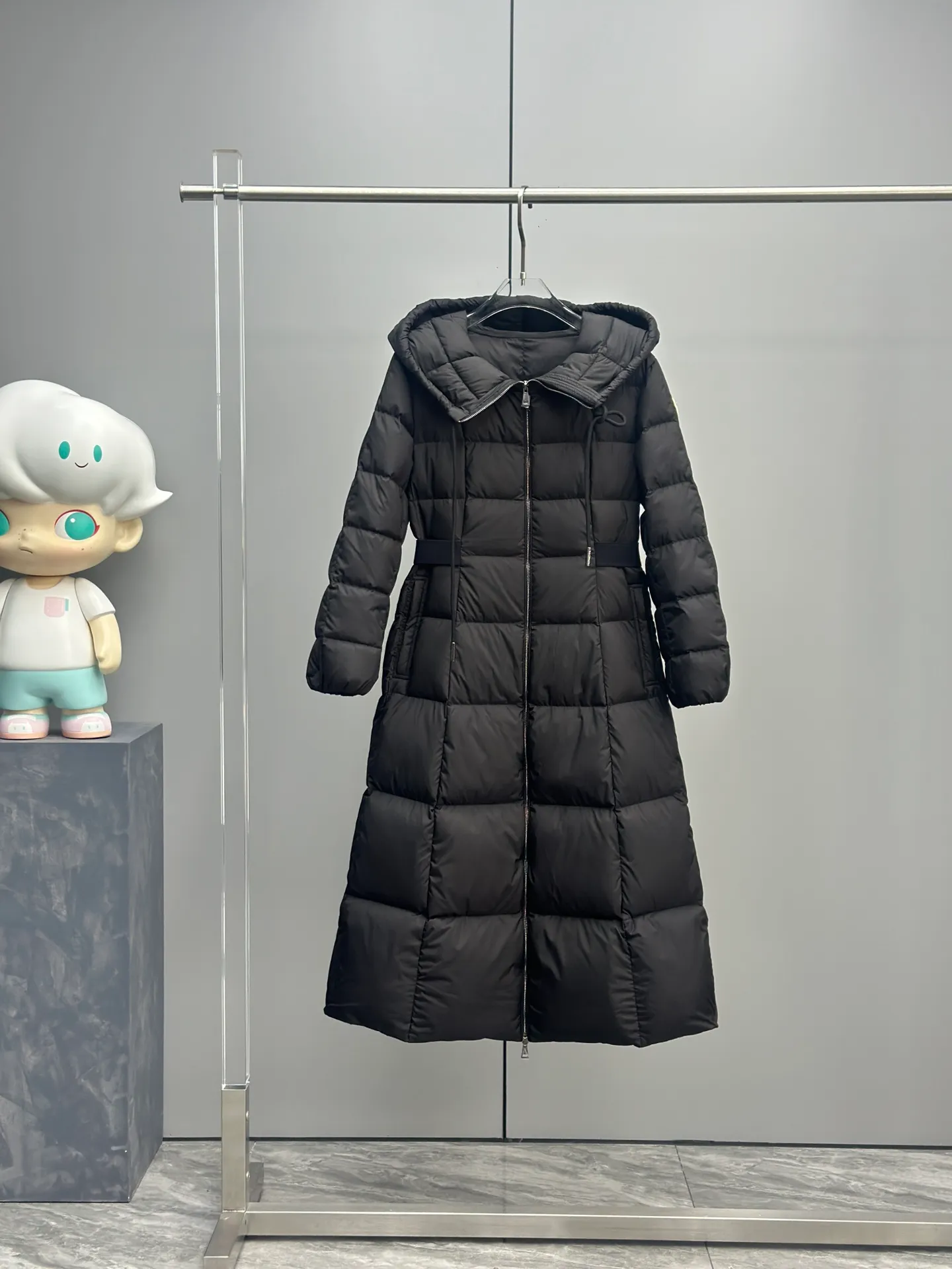 P980 25🆕Moncler new winter product Faucon long women's tag barcode model number corresponds to the official website, the tag has built-in NFC inductor anti-counterfeiting, this filling technology is in the skirt, super velvet one) hot style that the escaped princess must buy Faucon women's long down interprets classic items in new proportions, showing impeccable fashion style. Product Details Faucon long down is made of polyester fiber fabric and has a slim, wide silhouette with a nipped-in waist. The Longue saison lining is lightweight and the three-dimensional hood adds a finishing touch to the style. Made of polyester fabric Color: Black Size: 0-1-2-3