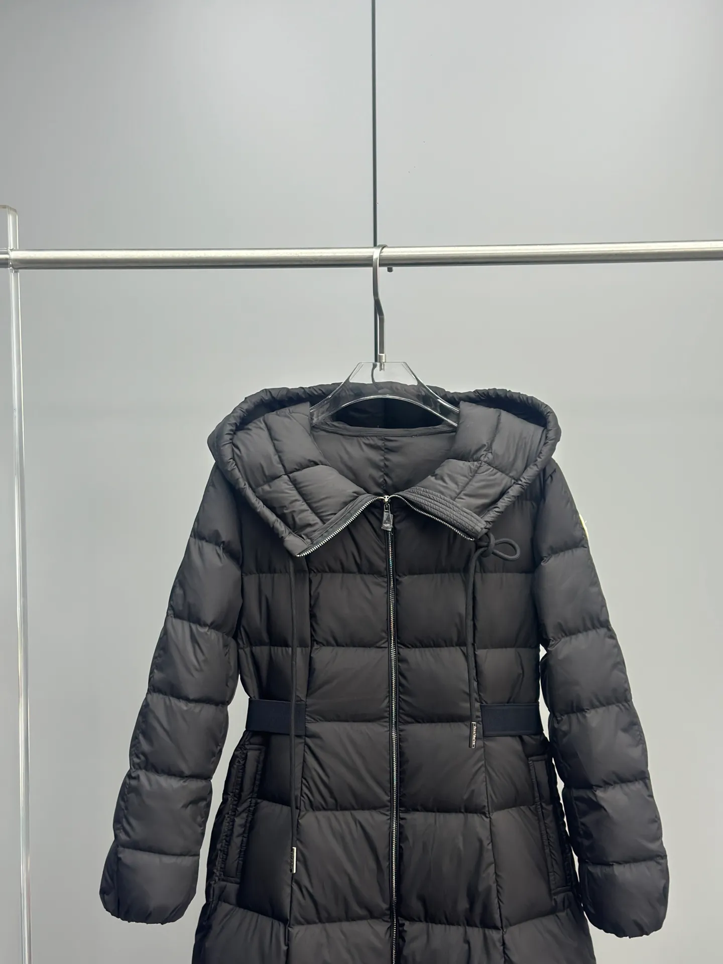 P980 25🆕Moncler new winter product Faucon long women's tag barcode model number corresponds to the official website, the tag has built-in NFC inductor anti-counterfeiting, this filling technology is in the skirt, super velvet one) hot style that the escaped princess must buy Faucon women's long down interprets classic items in new proportions, showing impeccable fashion style. Product Details Faucon long down is made of polyester fiber fabric and has a slim, wide silhouette with a nipped-in waist. The Longue saison lining is lightweight and the three-dimensional hood adds a finishing touch to the style. Made of polyester fabric Color: Black Size: 0-1-2-3