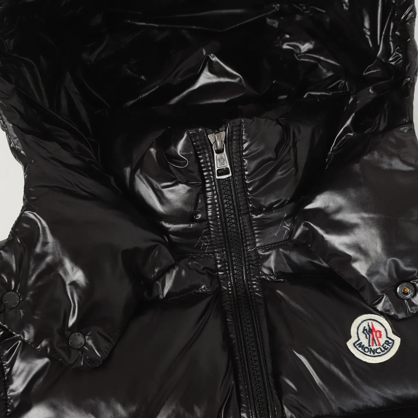 P560 MONCLER / Mouth Couple's High Version Hooded Down Vest. A super popular item, made in a unique street punk style. The high-profile down for couples is made of iconic matte technical waterproof fabric. The fabric feels smooth and has a very textured feel. It is also equipped with classic rectangular quilting to ensure the even distribution of the down inside, bringing the ultimate warm and comfortable wearing experience. It is also very fashionable and stylish! It is filled with imported European standard 90% velvet, which can effectively lock in and collect heat. You can feel its plump state by looking at the actual pictures. It is quite light on the upper body and does not feel bloated at all! The quality is definitely at the same level as the same counter. Friends who have ultra-high standards and pursuit of quality are recommended to buy it now👇 Color: Black Size: 1 2 3 4 5