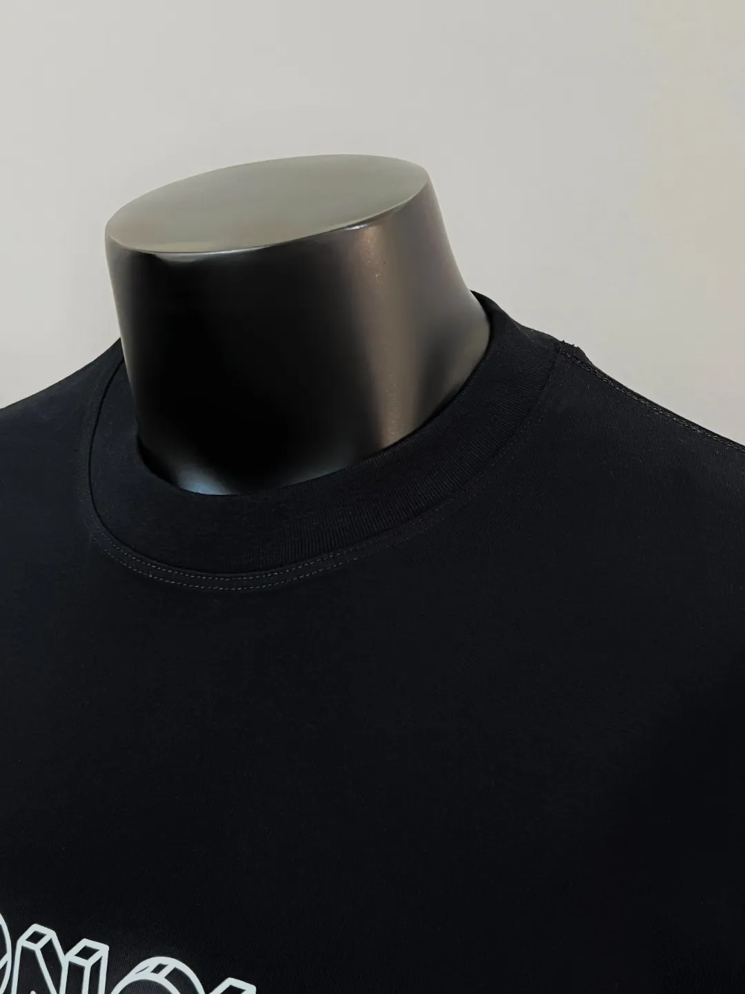 P150 new version of the MONCLER, available for both official and official customers; 3D visual letter printed sleeves on short sleeves, details matched to the official version, strictly controlled logo size , standard size, stitching details are in sync with the official version; Made of 240g double yarn 100% cotton fabric, imported woven thread, collar bone is not easy to deform, factory high temperature washing process, the fabric is soft and breathable, does not shrink, NCF washing mark identification, details are in place and the upper body is good-looking, European size version, loose and suitable, color: black, white, size XS-L