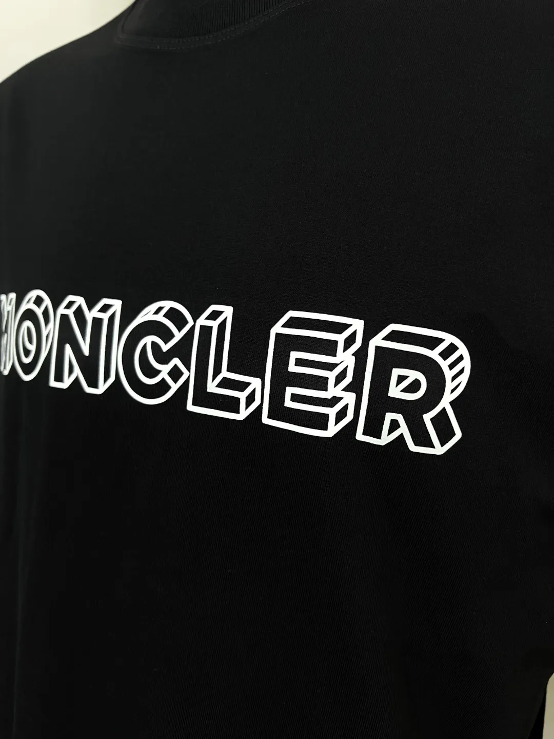 P150 new version of the MONCLER, available for both official and official customers; 3D visual letter printed sleeves on short sleeves, details matched to the official version, strictly controlled logo size , standard size, stitching details are in sync with the official version; Made of 240g double yarn 100% cotton fabric, imported woven thread, collar bone is not easy to deform, factory high temperature washing process, the fabric is soft and breathable, does not shrink, NCF washing mark identification, details are in place and the upper body is good-looking, European size version, loose and suitable, color: black, white, size XS-L