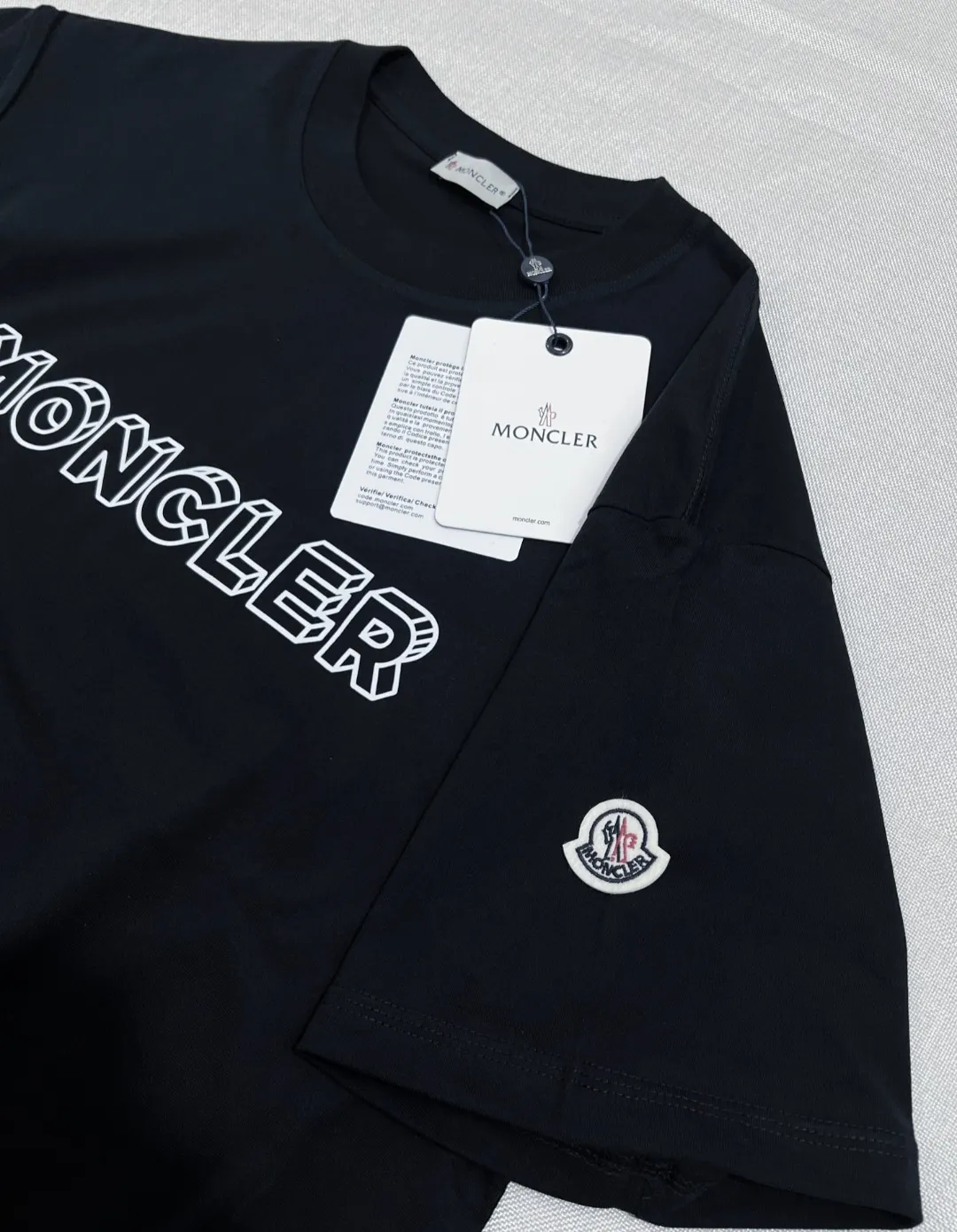 P150 new version of the MONCLER, available for both official and official customers; 3D visual letter printed sleeves on short sleeves, details matched to the official version, strictly controlled logo size , standard size, stitching details are in sync with the official version; Made of 240g double yarn 100% cotton fabric, imported woven thread, collar bone is not easy to deform, factory high temperature washing process, the fabric is soft and breathable, does not shrink, NCF washing mark identification, details are in place and the upper body is good-looking, European size version, loose and suitable, color: black, white, size XS-L