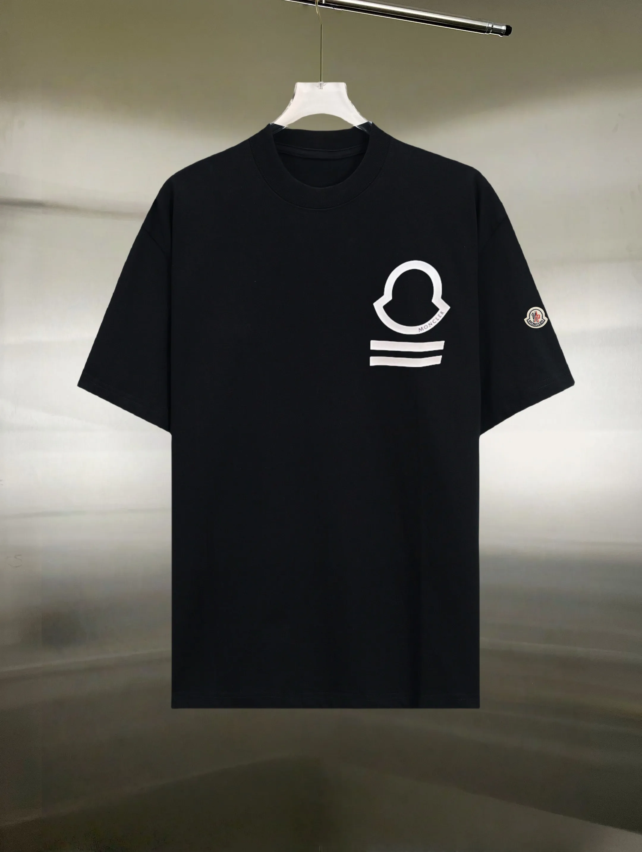 P130 Style: Moncler/muzzled short-sleeved T-shirt Fabric: 300g double yarn 100% cotton Rib: 320g Solona Process: Printing Color: White Black Size: S M L XL XXL No gender distinction, same style for men and women