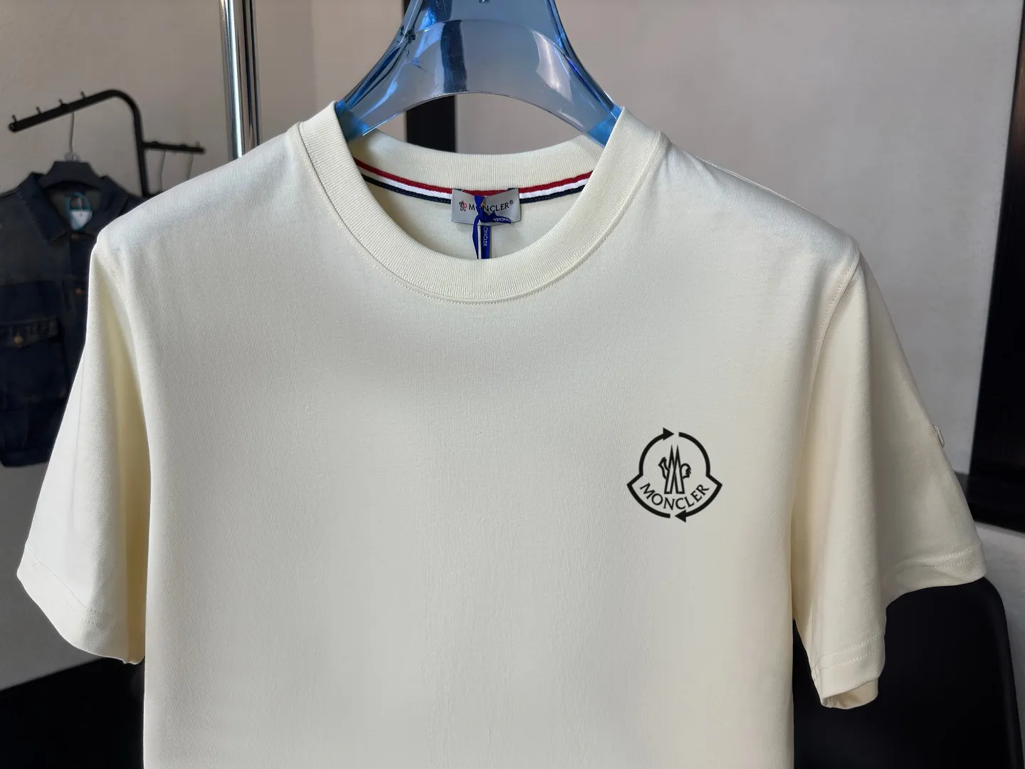 P140 Upgraded version "Mobile phone smart sensor ~ NFC chip armband ~ Direct access to the official website for anti-counterfeiting" "Moncler ~ Mouth Mouth" 2025 new high-quality round neck short-sleeved T-shirt. The cuffs have imported embroidered labels. Customized dyeing, very comfortable to touch. Super versatile and good-looking short-sleeved. Complete with three labels. Non-market ordinary version. Feel free to compare. Quality is absolutely guaranteed! ‼ First of all, this original fabric is all custom-woven with 32-count double yarn fabric, 250G, and the weight is the same‼ Fine workmanship, double waistcoat method, double waistcoat method, double waistcoat method makes the whole dress more three-dimensional, which is not a craft that ordinary T-shirts can achieve🤪 Size: S-M-L-XL-2XL Color: black, white, apricot, same style for men and women