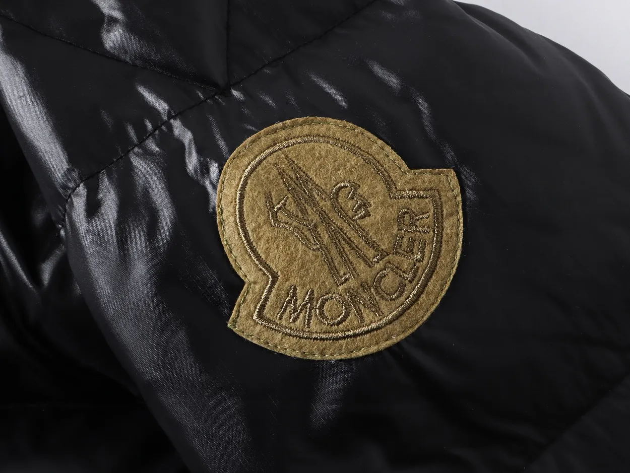 P800 top version】Details of large quantities of goods MONCLER/Meng Mou 1952 Green Fat Man Long Sleeve Down Jacket Mouth DERVOX limited color matching 1952 joint model. Can be made as a couple version. The style adopts pop colors and is decorated with eye-catching logo patches. It has achieved a series of misunderstandings such as the original NFC inductive anti-counterfeiting chip, the national standard 95% pure white duck down, the exclusive use of top-grade down on the market, and never fake goose down. Perfect filling using direct velvet filling technology, the fluffy texture is very good. The lightness, warmth and cold protection ability are improved to the maximum. The original processing factory produces electroplated hardware, all customized by the original factory, and not all types of replicas on the market. Style number: 5604# Color: black Code number: 1.2.3.4.5