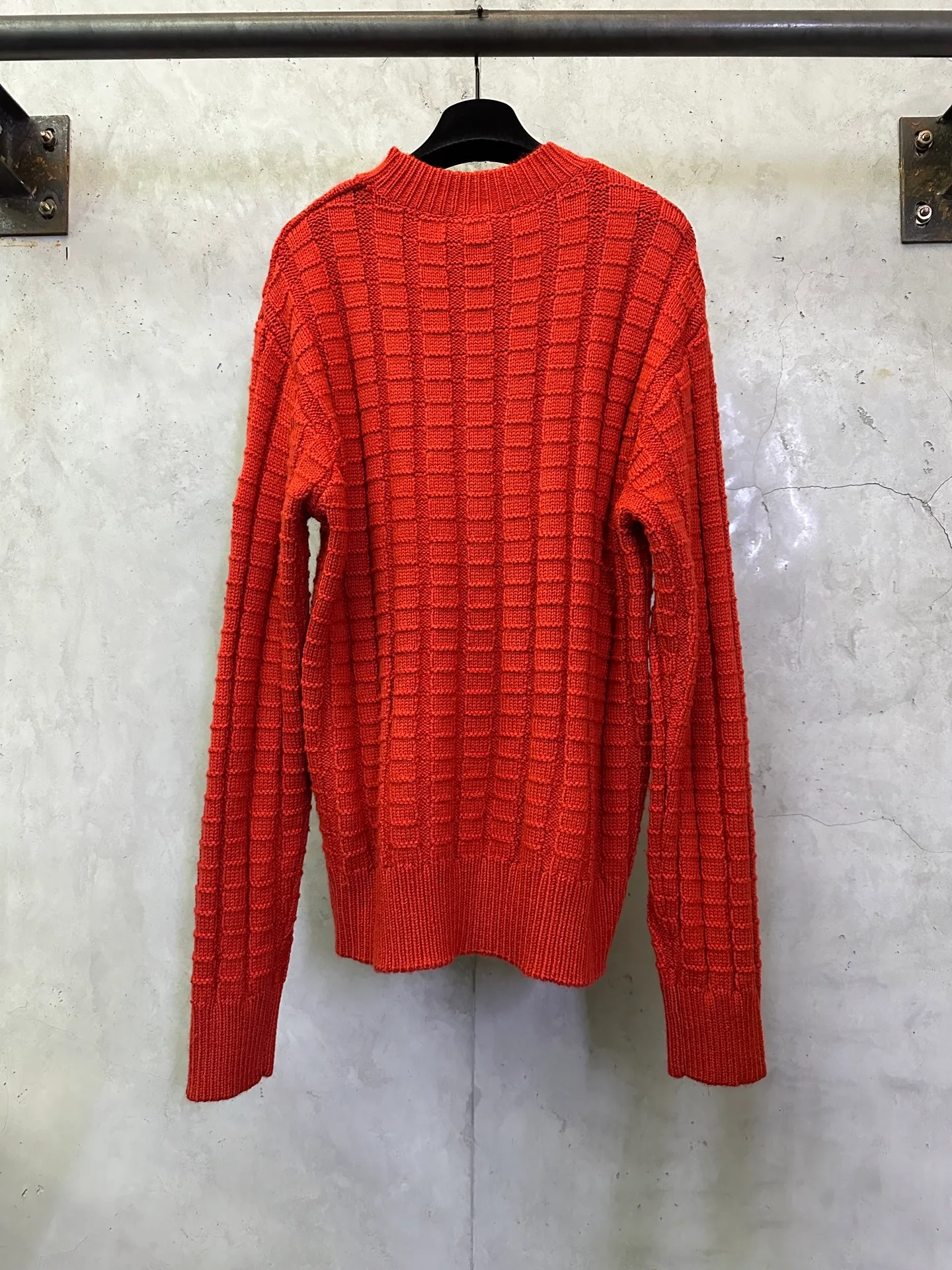 P470 Moncler embossed woven logo sweater Custom-woven engraved wool texture Soft and delicate Customized hardware Thread Accessories Matching version Same style for men and women -Color: Black Red -Size: S M L XL