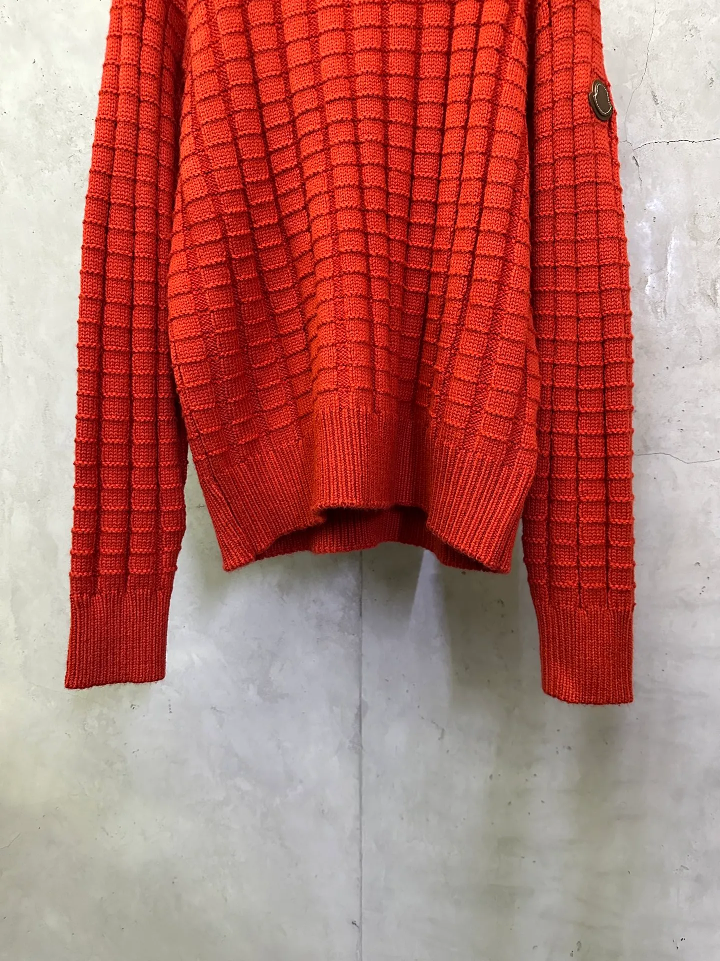 P470 Moncler embossed woven logo sweater Custom-woven engraved wool texture Soft and delicate Customized hardware Thread Accessories Matching version Same style for men and women -Color: Black Red -Size: S M L XL