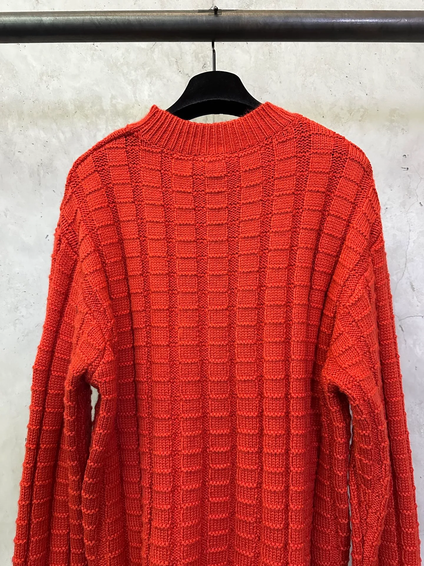 P470 Moncler embossed woven logo sweater Custom-woven engraved wool texture Soft and delicate Customized hardware Thread Accessories Matching version Same style for men and women -Color: Black Red -Size: S M L XL