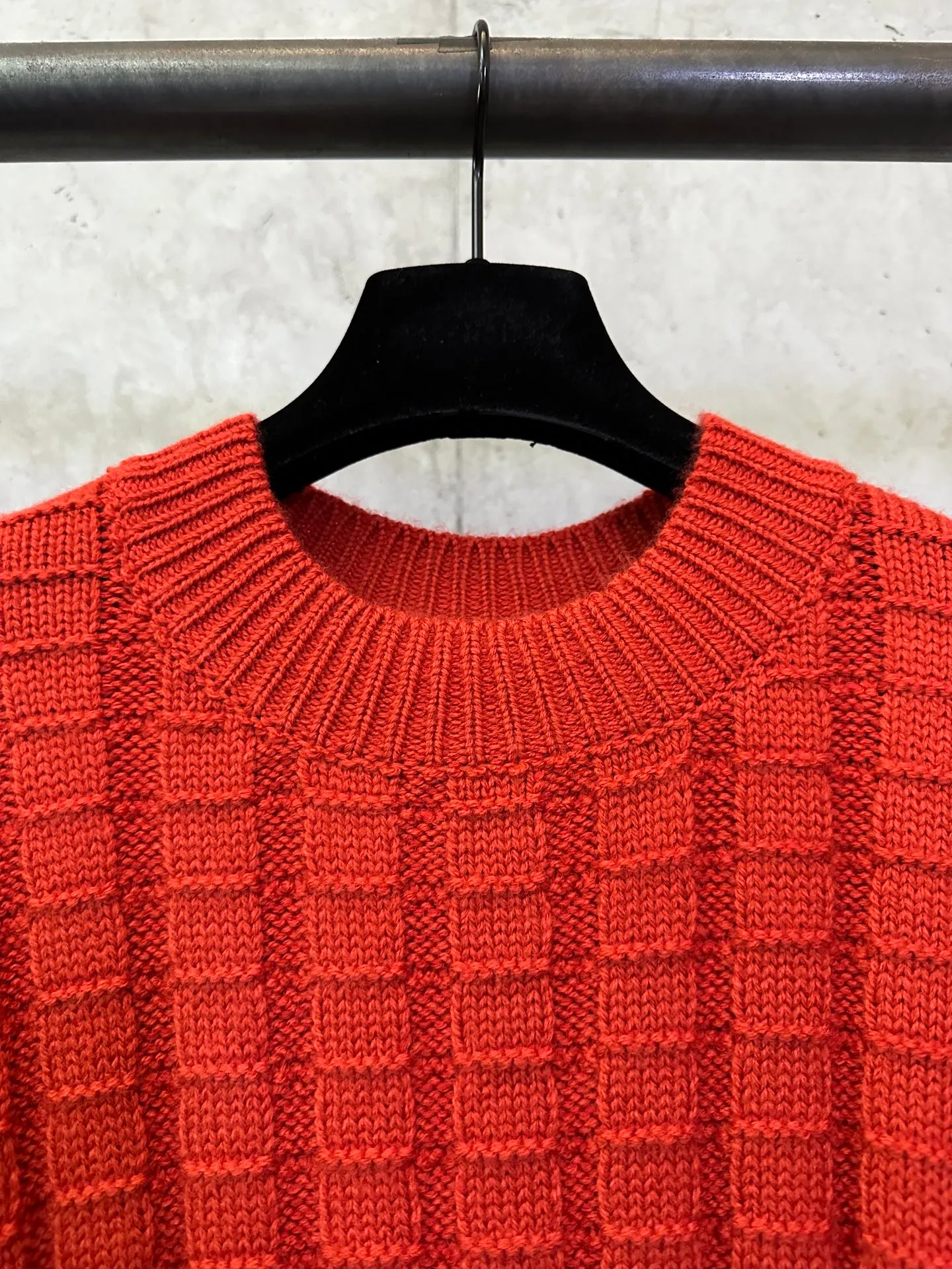 P470 Moncler embossed woven logo sweater Custom-woven engraved wool texture Soft and delicate Customized hardware Thread Accessories Matching version Same style for men and women -Color: Black Red -Size: S M L XL