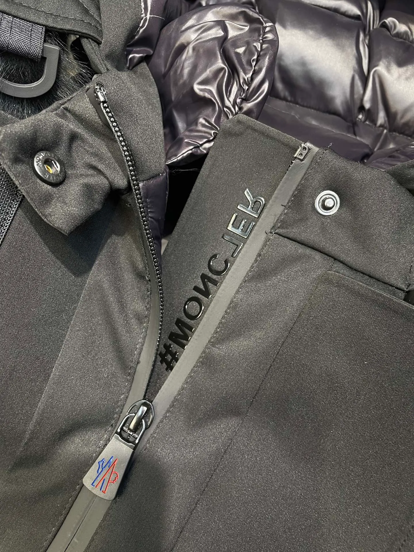 P1120 moncler 🌟Women's ski waisted short down jacket. The fabric is made of the original longue saison nylon material, and the fur collar is made of fox fur collar, which effectively blocks wind and rain and keeps the interior dry and comfortable. Comfortable and wind resistant. The inner filling is made of high-quality national standard 90 white goose down, which has light fluffiness and excellent thermal insulation performance. Quilting design, classic rectangular texture, a quilting process that can not only fix down to prevent it from running away, but is also an important decorative element. Stitching technology is very important, fine stitches can better lock the velvet. The internal label washing N is equipped with an anti-counterfeiting chip and a built-in sensor, which can verify the authenticity through a mobile phone. The fur collar is snap-detachable, and the hem and cuffs are adjustable with drawstrings. The waist is nipped in, and the hardware accessories are unified to restore the original zippers. YKK brand zippers are used for smoother and more durable buckles, windproof design ribs on the cuffs and hem, and adjustable drawstrings. Custom woven and dyed, no color difference from the original. Perfect restoration of ingenious craftsmanship, complete three standards, customized accessories Color: black Size: s-xl