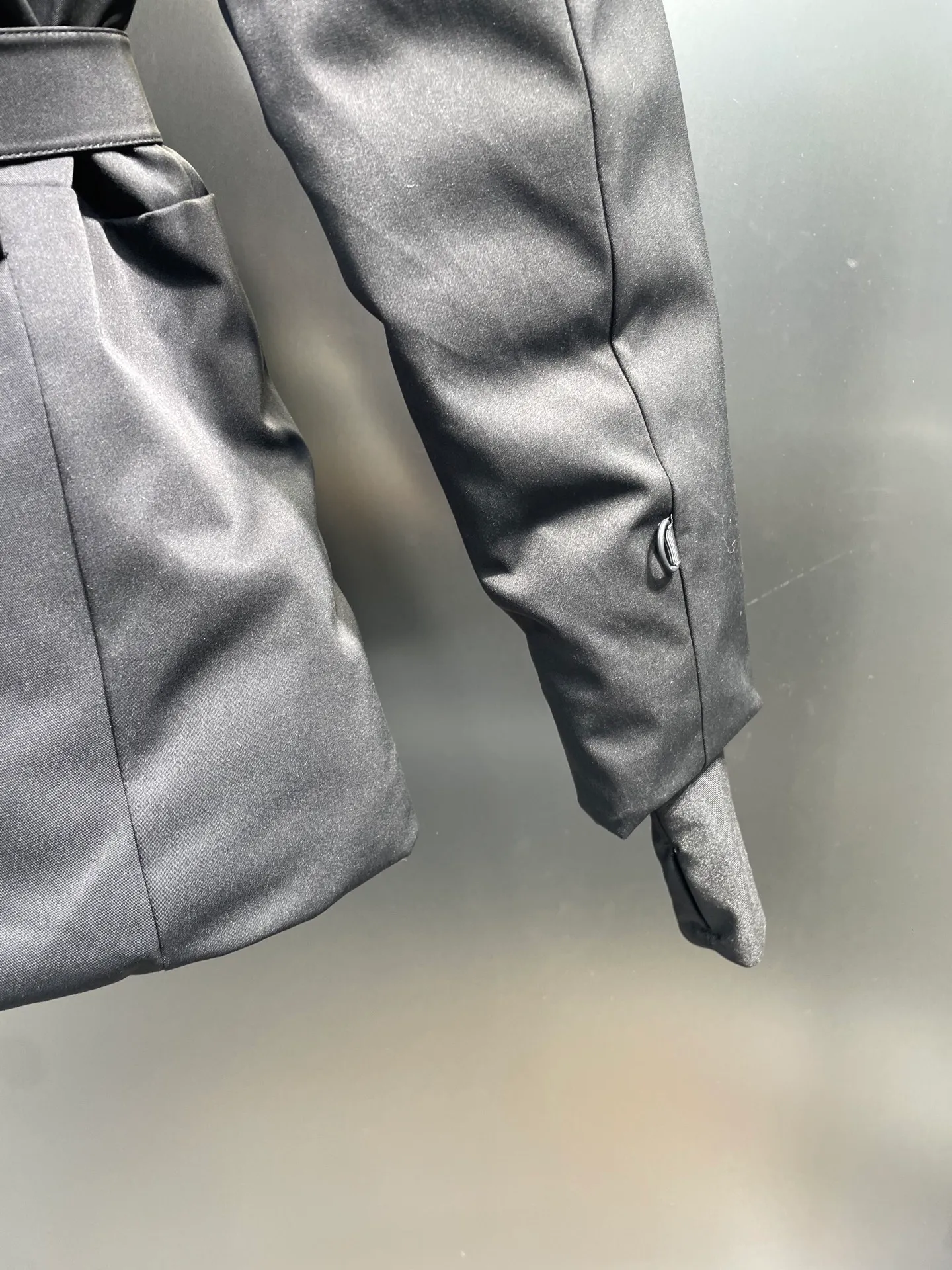 P1120 moncler 🌟Women's ski waisted short down jacket. The fabric is made of the original longue saison nylon material, and the fur collar is made of fox fur collar, which effectively blocks wind and rain and keeps the interior dry and comfortable. Comfortable and wind resistant. The inner filling is made of high-quality national standard 90 white goose down, which has light fluffiness and excellent thermal insulation performance. Quilting design, classic rectangular texture, a quilting process that can not only fix down to prevent it from running away, but is also an important decorative element. Stitching technology is very important, fine stitches can better lock the velvet. The internal label washing N is equipped with an anti-counterfeiting chip and a built-in sensor, which can verify the authenticity through a mobile phone. The fur collar is snap-detachable, and the hem and cuffs are adjustable with drawstrings. The waist is nipped in, and the hardware accessories are unified to restore the original zippers. YKK brand zippers are used for smoother and more durable buckles, windproof design ribs on the cuffs and hem, and adjustable drawstrings. Custom woven and dyed, no color difference from the original. Perfect restoration of ingenious craftsmanship, complete three standards, customized accessories Color: black Size: s-xl