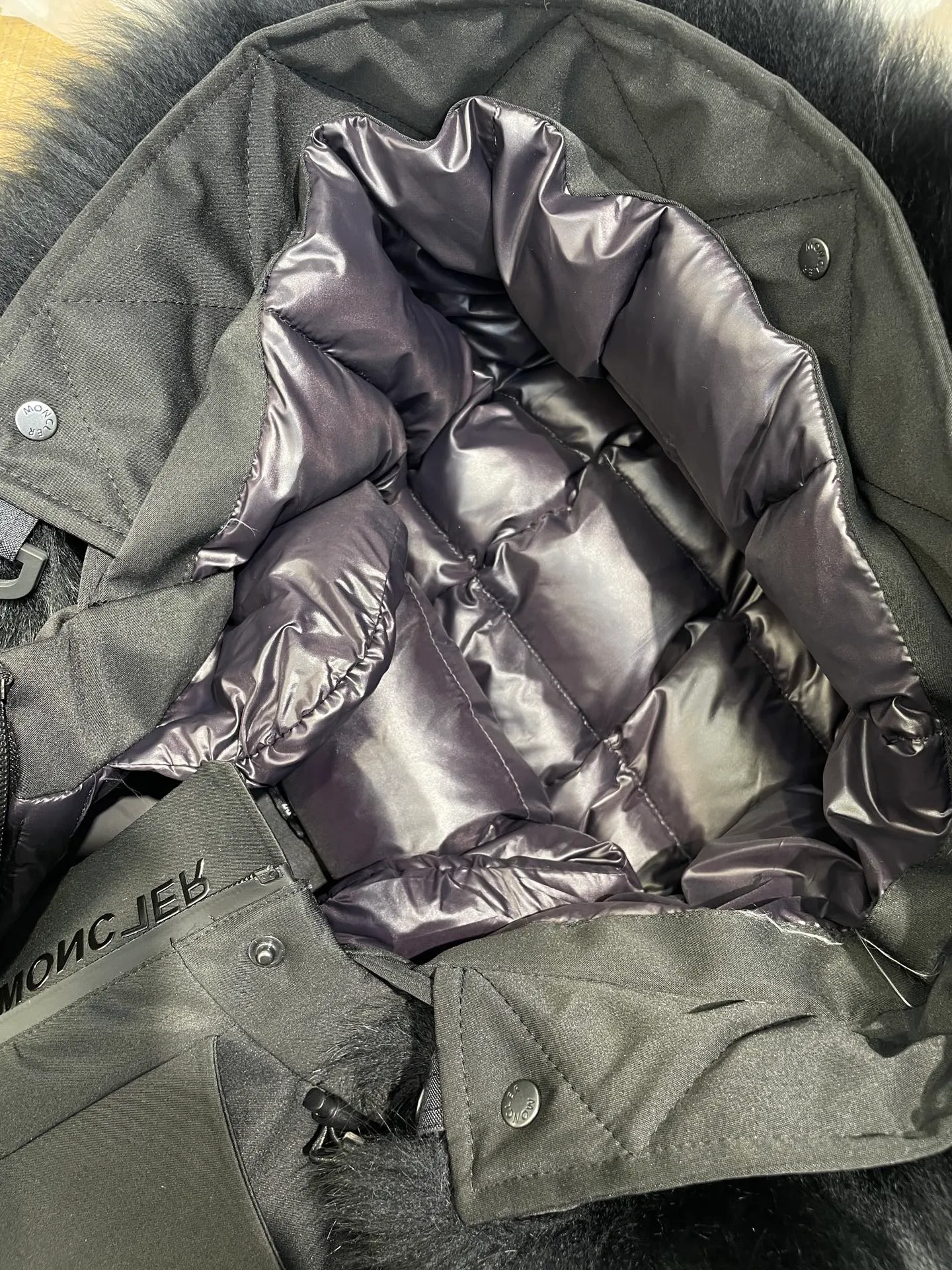 P1120 moncler 🌟Women's ski waisted short down jacket. The fabric is made of the original longue saison nylon material, and the fur collar is made of fox fur collar, which effectively blocks wind and rain and keeps the interior dry and comfortable. Comfortable and wind resistant. The inner filling is made of high-quality national standard 90 white goose down, which has light fluffiness and excellent thermal insulation performance. Quilting design, classic rectangular texture, a quilting process that can not only fix down to prevent it from running away, but is also an important decorative element. Stitching technology is very important, fine stitches can better lock the velvet. The internal label washing N is equipped with an anti-counterfeiting chip and a built-in sensor, which can verify the authenticity through a mobile phone. The fur collar is snap-detachable, and the hem and cuffs are adjustable with drawstrings. The waist is nipped in, and the hardware accessories are unified to restore the original zippers. YKK brand zippers are used for smoother and more durable buckles, windproof design ribs on the cuffs and hem, and adjustable drawstrings. Custom woven and dyed, no color difference from the original. Perfect restoration of ingenious craftsmanship, complete three standards, customized accessories Color: black Size: s-xl