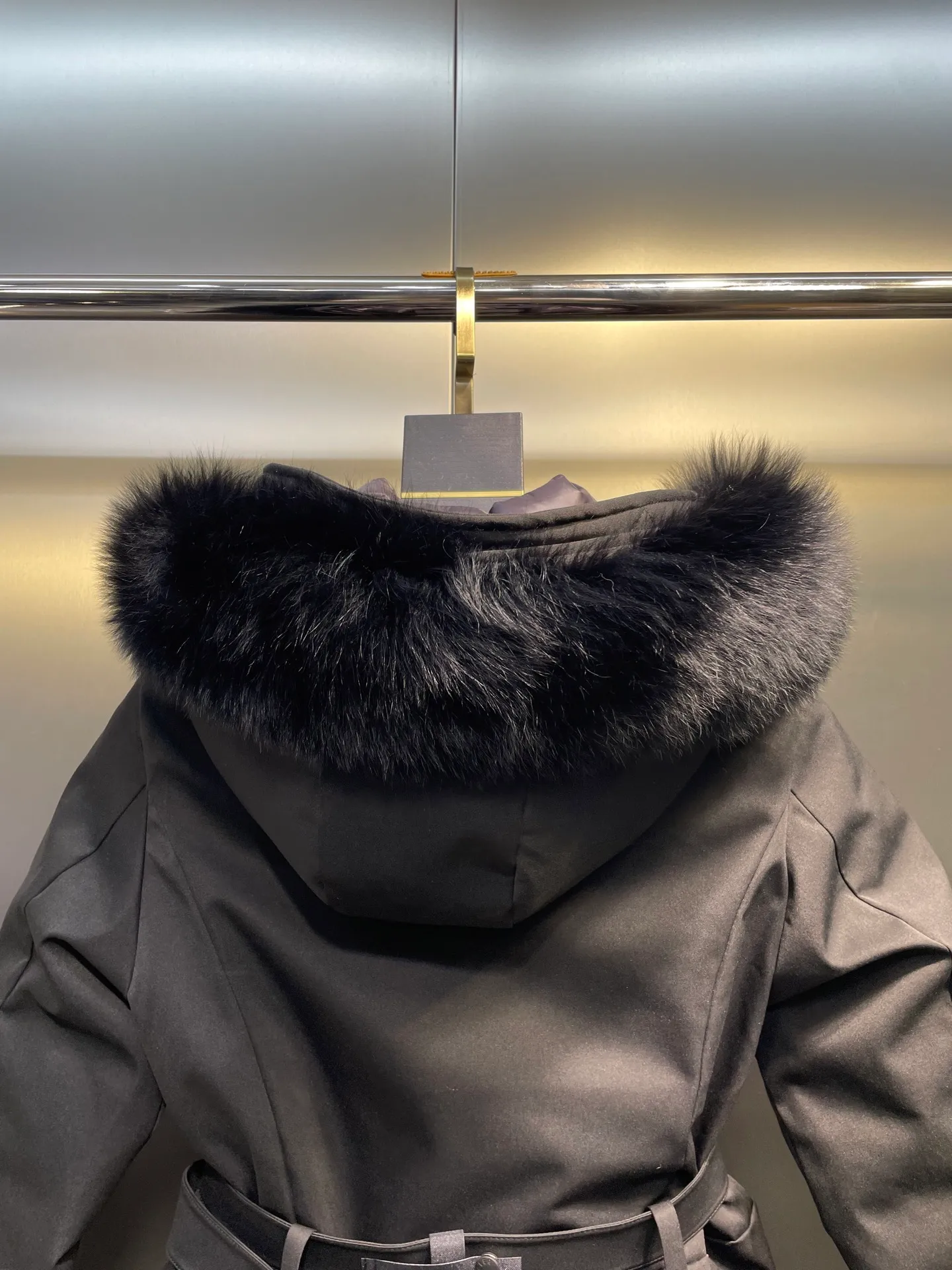 P1120 moncler 🌟Women's ski waisted short down jacket. The fabric is made of the original longue saison nylon material, and the fur collar is made of fox fur collar, which effectively blocks wind and rain and keeps the interior dry and comfortable. Comfortable and wind resistant. The inner filling is made of high-quality national standard 90 white goose down, which has light fluffiness and excellent thermal insulation performance. Quilting design, classic rectangular texture, a quilting process that can not only fix down to prevent it from running away, but is also an important decorative element. Stitching technology is very important, fine stitches can better lock the velvet. The internal label washing N is equipped with an anti-counterfeiting chip and a built-in sensor, which can verify the authenticity through a mobile phone. The fur collar is snap-detachable, and the hem and cuffs are adjustable with drawstrings. The waist is nipped in, and the hardware accessories are unified to restore the original zippers. YKK brand zippers are used for smoother and more durable buckles, windproof design ribs on the cuffs and hem, and adjustable drawstrings. Custom woven and dyed, no color difference from the original. Perfect restoration of ingenious craftsmanship, complete three standards, customized accessories Color: black Size: s-xl