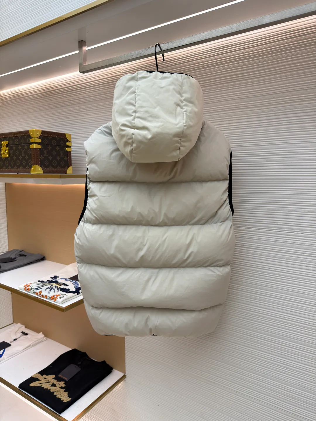 P670 MONCLER emblem hooded down vest ●Original version: purchased and developed at 7899 ●Item number: 1681646-C00 ●Fabric: white duck down fabric ●Technology: mechanical down filling ●Color: white ●Version: fitted version ●Weight: about 550 grams ●Size: 1-2-3-4 ●Description: The nylon fabric made of 100% nylon is woven into a tight and tough fabric through advanced textile technology. The strength of the frame is increased to effectively block the invasion of cold wind and lock the warm air generated by the down layer. After a tight weaving process and special treatment, it is waterproof and windproof. The surface forms a certain lotus leaf effect. It is also wrinkle-resistant and not easy to deform, making it easy for daily care. The quilting stitches are sewn in a diagonal direction at an angle of about 70 degrees, and the diagonal lines are arranged in parallel. The fabric and filling are planned into different functional areas, and the quilting stitches in each partition are relatively independent. This allows the finished product to produce a larger deformation space along the diagonal direction when stretched and pressed, making it less likely to tighten and break, and has rich visual effects, modern and advanced features. After the hood is removed, the stand-up collar displays an embossed logo of the same color, adding a unique visual experience and tactile details. Filled with 90% selected white duck down and weighing 170g, it ensures fluffiness, quick rebound, lightness and warmth. The overall wiring is straight and delicate, the fabric is comfortable and soft, and the color is consistent without color difference. It can be matched with the same style to create a fashionable look and control various occasions. Customized accessories, complete with three standards, same style for men and women!
