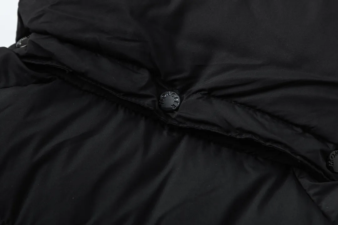 P860 (with dust bag) MONCLER/Mongolian autumn and winter new Maya matte short down jacket. This vezere short down jacket is a basic warm item that highlights the style of Moner. The vezere down jacket is made of longue saison fabric, which is both lightweight and warm. This short down jacket features a hood that can be easily removed depending on the weather. The jacket silhouette and sleeve patch pockets pay homage to the iconic Moner Maya down jacket. · Made of longue saison fabric · Lon lé ger brillant lining with 90% goose down filling Detachable and adjustable hood with zipper and snap button closure Zippered pockets Sleeves with patch pockets · Adjustable cuffs · Drawstring hem Color: Black/White Sizes: 1/2/3/4/5