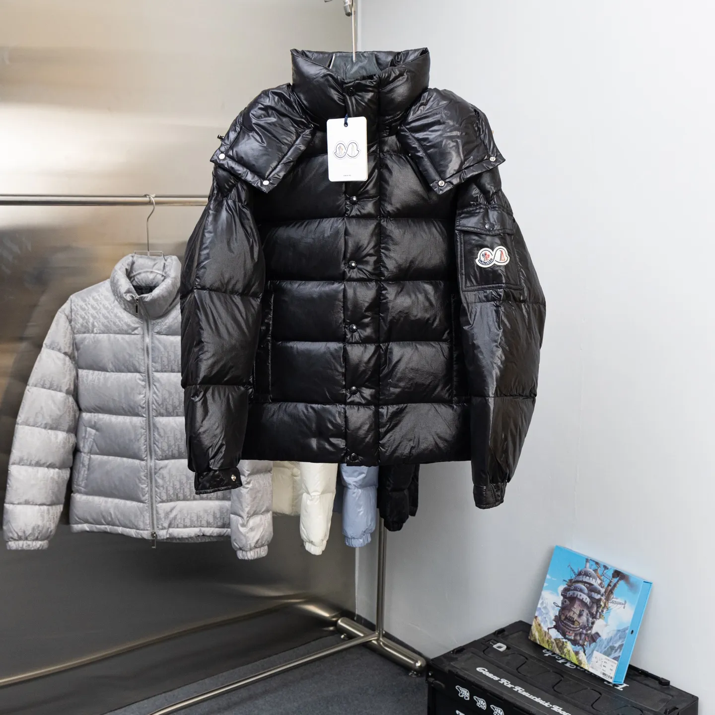P740 Top version 🆕🆕🆕🆕Moncler/Moncler Maya 70th Anniversary Limited Down Jacket Moncler Maya classic shiny small label down jacket, the pockets on the cuffs are a perfect combination with the 70-week wool felt small label, the hood is removable, the fabric is customized and is consistent with the original version, the lacquered shiny fabric is windproof and waterproof, the same as the original version Filled with 90% white duck down, up to 400g of down, excellent thermal insulation effect, a must in cold areas Customized original accessories, complete with three labels, molded custom logo buttons Color: Black White Brown SIZE: 1 2 3 4 5