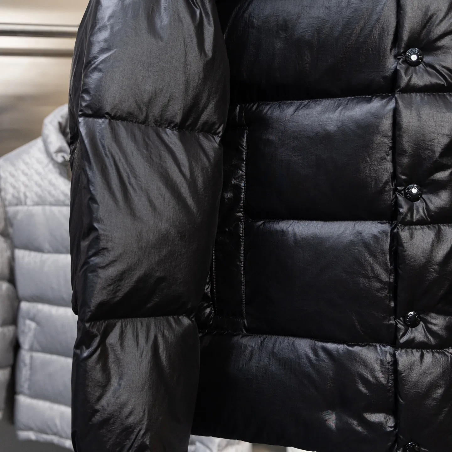P740 Top version 🆕🆕🆕🆕Moncler/Moncler Maya 70th Anniversary Limited Down Jacket Moncler Maya classic shiny small label down jacket, the pockets on the cuffs are a perfect combination with the 70-week wool felt small label, the hood is removable, the fabric is customized and is consistent with the original version, the lacquered shiny fabric is windproof and waterproof, the same as the original version Filled with 90% white duck down, up to 400g of down, excellent thermal insulation effect, a must in cold areas Customized original accessories, complete with three labels, molded custom logo buttons Color: Black White Brown SIZE: 1 2 3 4 5
