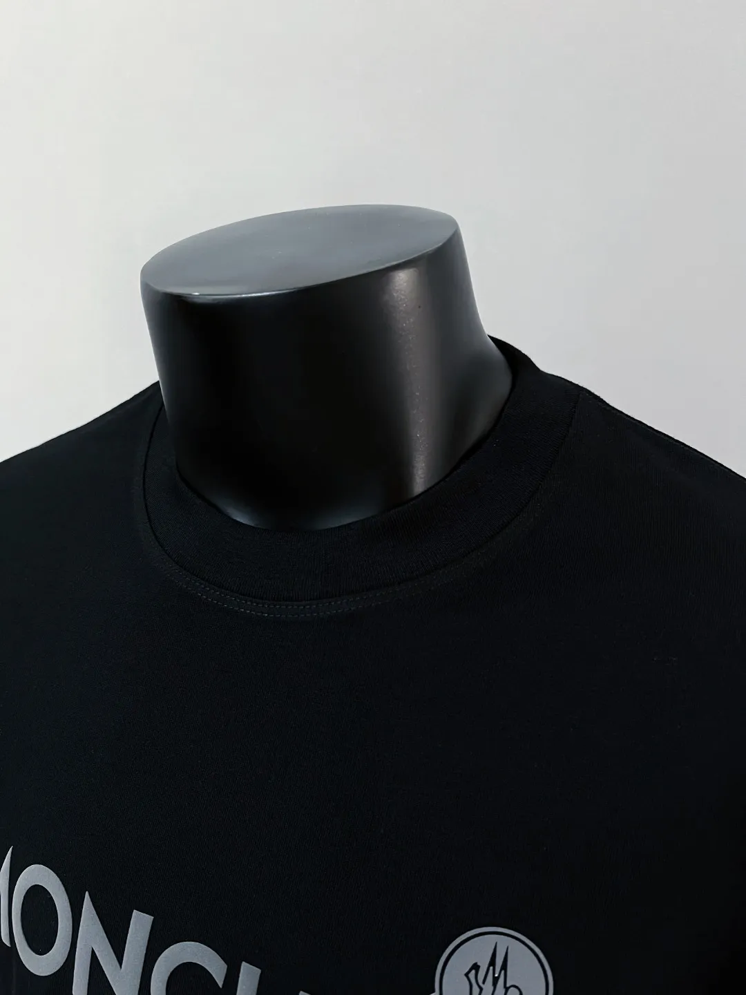 P150 Moncler MONCLER is new, 2026ss new short-sleeved T-shirt, the official website has synchronous foam printing Moncler logo technology, the details are correct to the official version, and the size of the logo is strictly controlled , standard size, foamed and taped details are in sync with the official; the fabric is made of 240g double yarn pure cotton fabric, imported woven thread, the neckline is boned to prevent deformation, the factory high-temperature washing process prevents shrinkage, the fabric is soft and breathable, scan the code and touch the NCF washed mark for identification, the details are in place, the upper body is simple and beautiful, European size version, loose and suitable, color: black, white, size XS-L (L size can wear 200 pounds)
