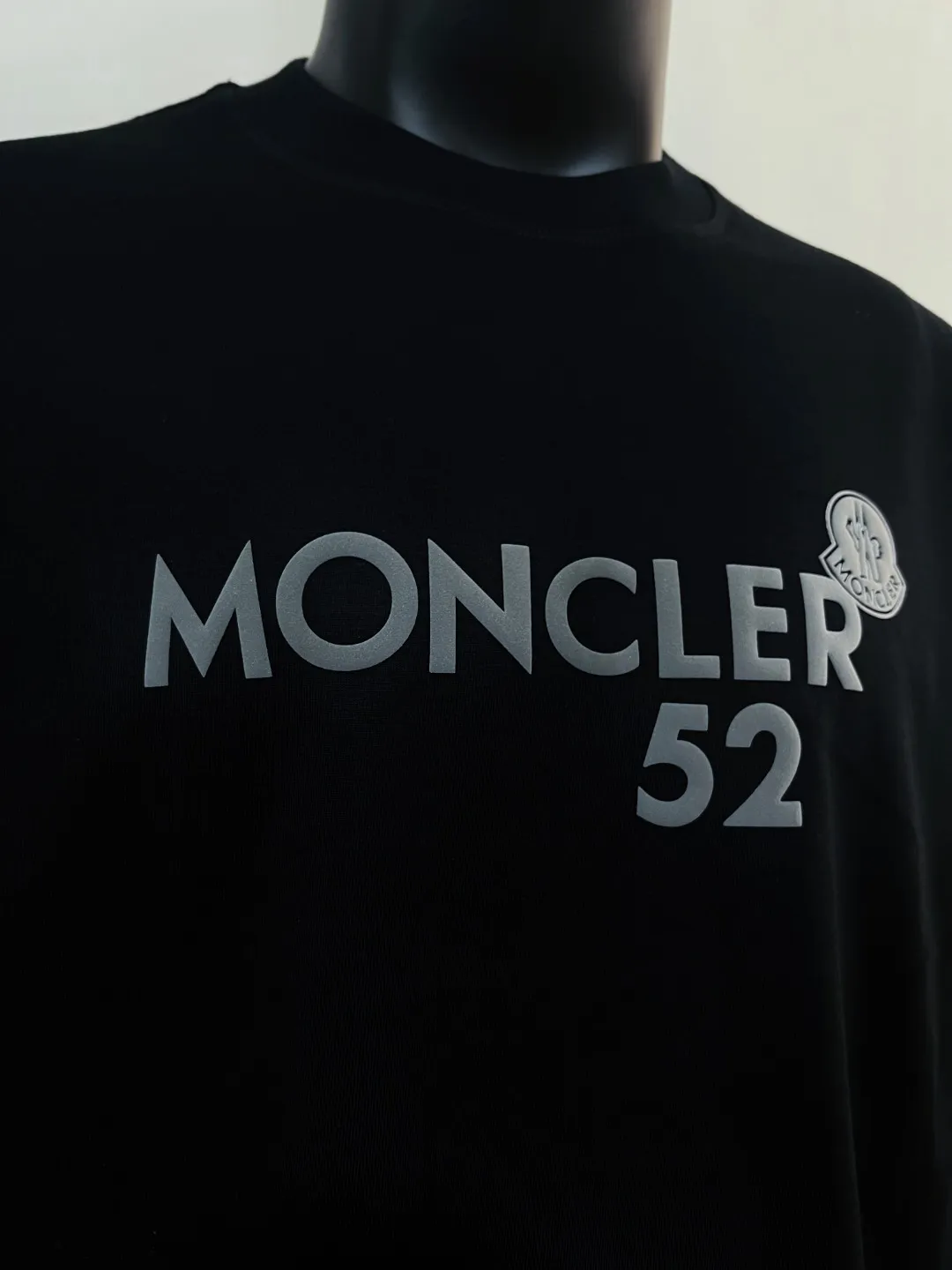 P150 Moncler MONCLER is new, 2026ss new short-sleeved T-shirt, the official website has synchronous foam printing Moncler logo technology, the details are correct to the official version, and the size of the logo is strictly controlled , standard size, foamed and taped details are in sync with the official; the fabric is made of 240g double yarn pure cotton fabric, imported woven thread, the neckline is boned to prevent deformation, the factory high-temperature washing process prevents shrinkage, the fabric is soft and breathable, scan the code and touch the NCF washed mark for identification, the details are in place, the upper body is simple and beautiful, European size version, loose and suitable, color: black, white, size XS-L (L size can wear 200 pounds)