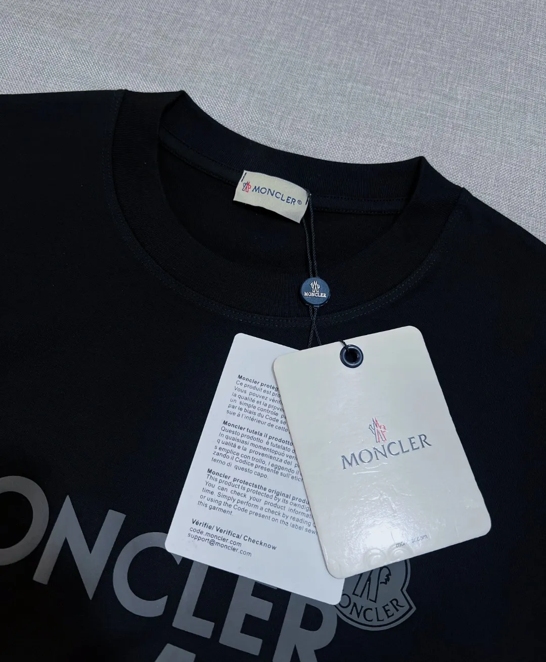 P150 Moncler MONCLER is new, 2026ss new short-sleeved T-shirt, the official website has synchronous foam printing Moncler logo technology, the details are correct to the official version, and the size of the logo is strictly controlled , standard size, foamed and taped details are in sync with the official; the fabric is made of 240g double yarn pure cotton fabric, imported woven thread, the neckline is boned to prevent deformation, the factory high-temperature washing process prevents shrinkage, the fabric is soft and breathable, scan the code and touch the NCF washed mark for identification, the details are in place, the upper body is simple and beautiful, European size version, loose and suitable, color: black, white, size XS-L (L size can wear 200 pounds)