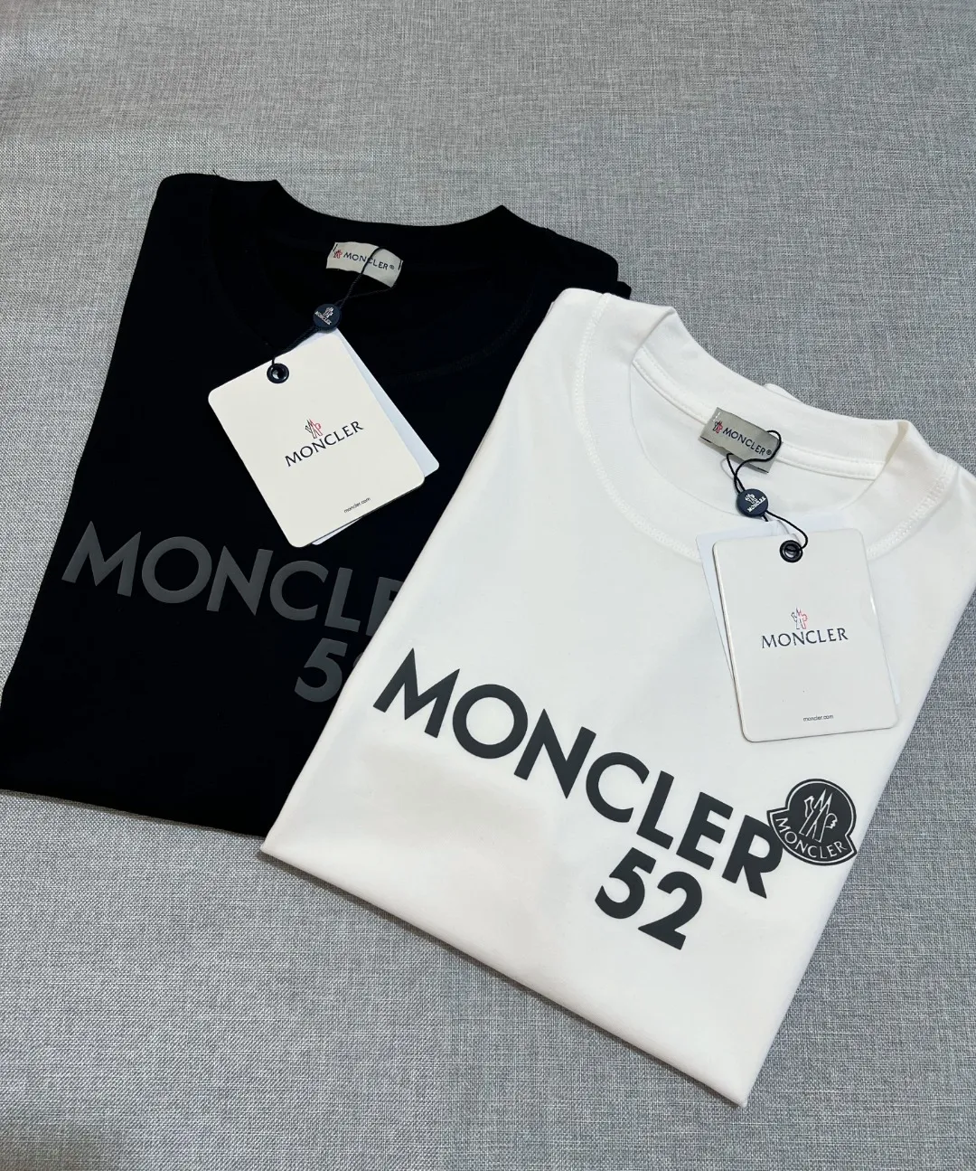 P150 Moncler MONCLER is new, 2026ss new short-sleeved T-shirt, the official website has synchronous foam printing Moncler logo technology, the details are correct to the official version, and the size of the logo is strictly controlled , standard size, foamed and taped details are in sync with the official; the fabric is made of 240g double yarn pure cotton fabric, imported woven thread, the neckline is boned to prevent deformation, the factory high-temperature washing process prevents shrinkage, the fabric is soft and breathable, scan the code and touch the NCF washed mark for identification, the details are in place, the upper body is simple and beautiful, European size version, loose and suitable, color: black, white, size XS-L (L size can wear 200 pounds)
