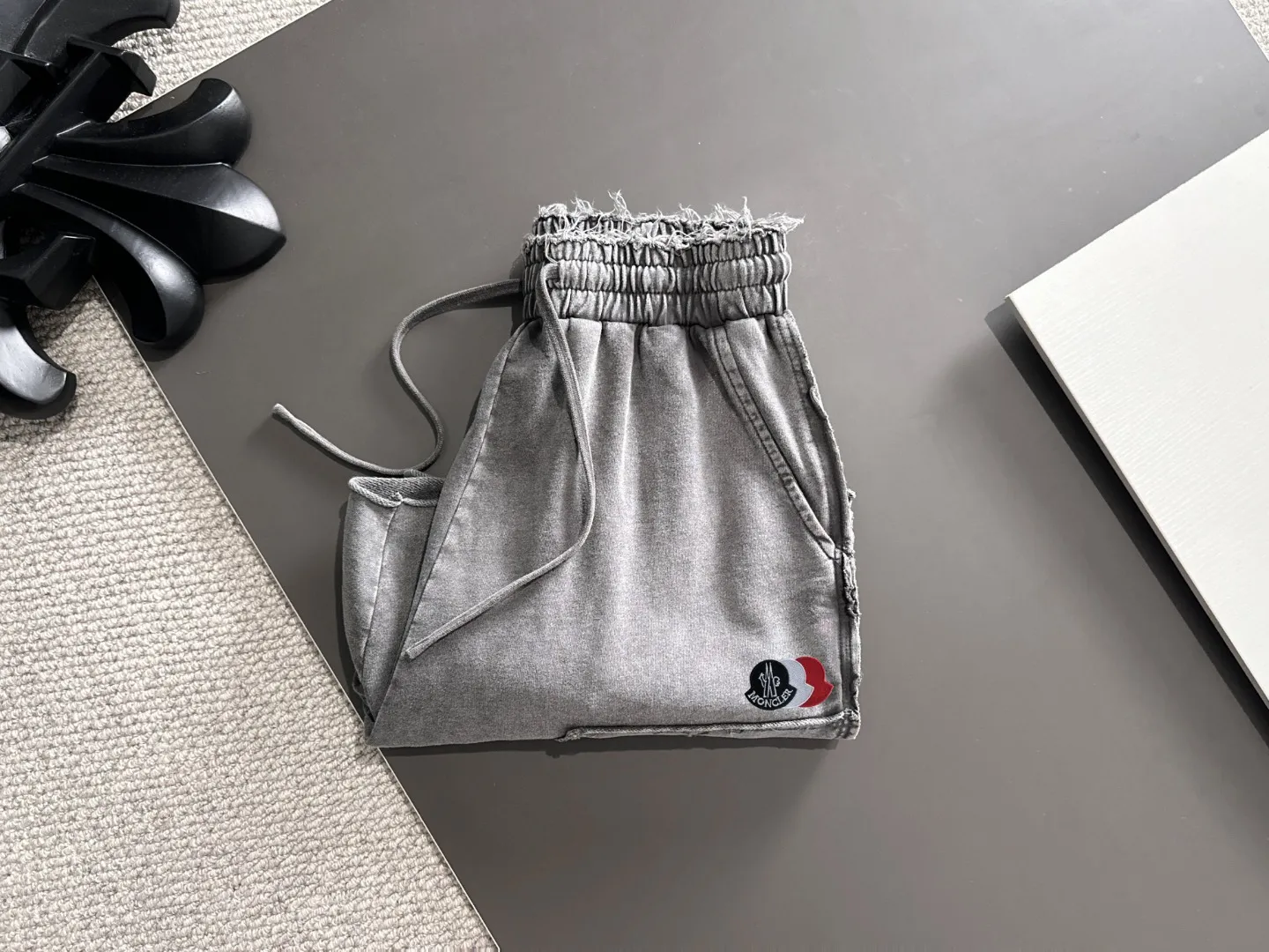 Next day shipment P300 High quality MONCLER/muzzle 2025 spring and summer new style high-definition elastic band casual solid color loose shorts, made with machines imported from Italy. The hem of the trousers is stitched with two needles. The stitching is fine and firm. The fabric is customized at the counter and has high breathability and comfort. The details are impeccable. The brand element design concept reflects high quality. It feels delicate and soft! It presents a casual cut and the upper body shape is great! Size: S-XXL
