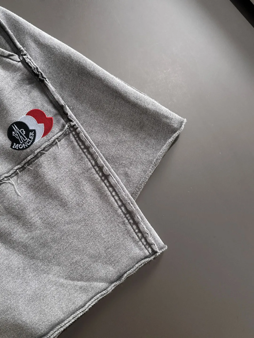 Next day shipment P300 High quality MONCLER/muzzle 2025 spring and summer new style high-definition elastic band casual solid color loose shorts, made with machines imported from Italy. The hem of the trousers is stitched with two needles. The stitching is fine and firm. The fabric is customized at the counter and has high breathability and comfort. The details are impeccable. The brand element design concept reflects high quality. It feels delicate and soft! It presents a casual cut and the upper body shape is great! Size: S-XXL