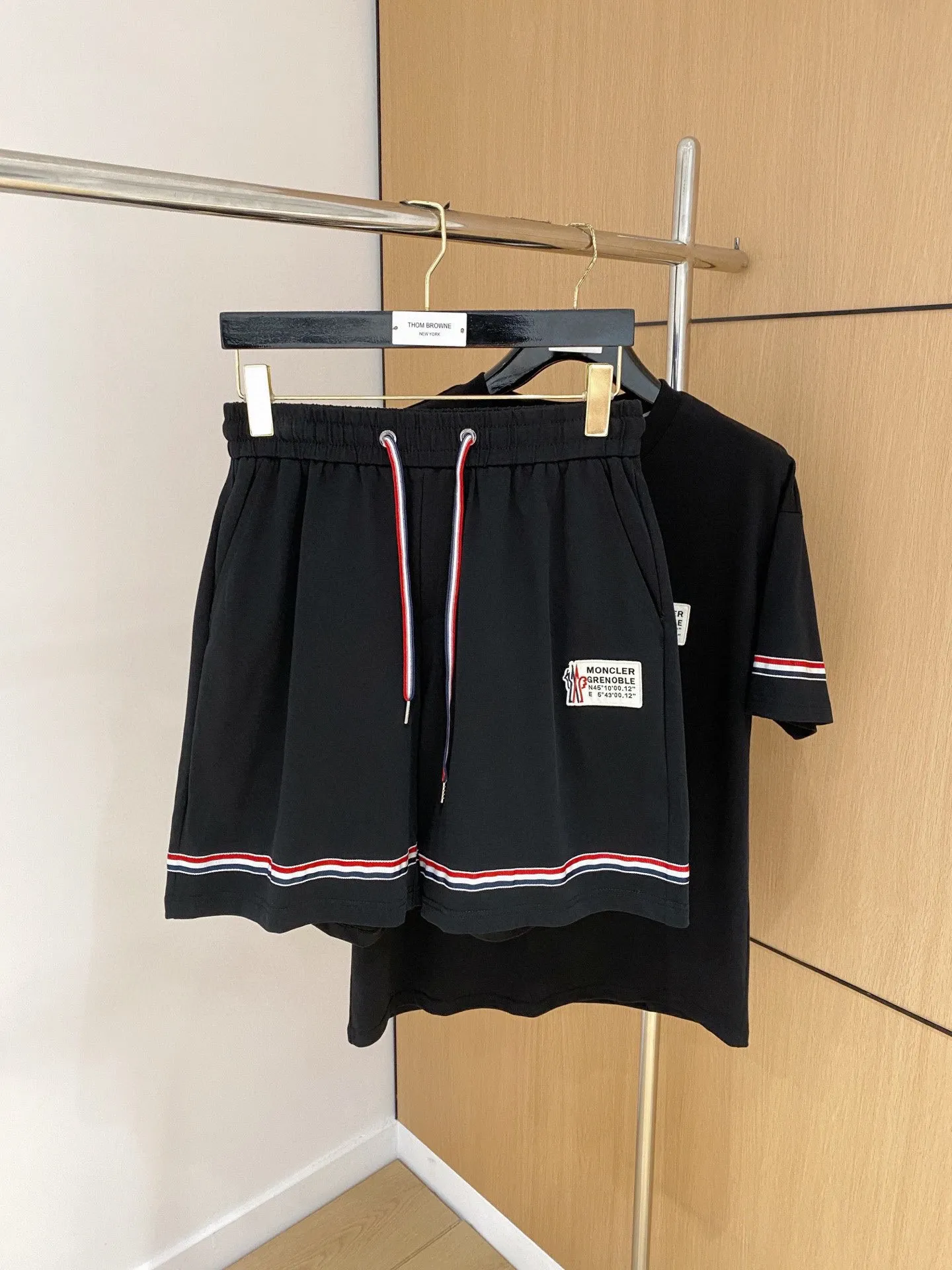 P570 Brand [MONCLER Mouth Covered] 2025 round neck short-sleeved shorts suit. The pure cotton fabric upper body will not be stuffy, the smooth and comfortable skin-friendly effect is more breathable, the fabric has its own texture, classic logo technology, a new interpretation from a unique angle, fashionable and versatile choice! Size: M-3XL (maximum wear: 190 pounds)