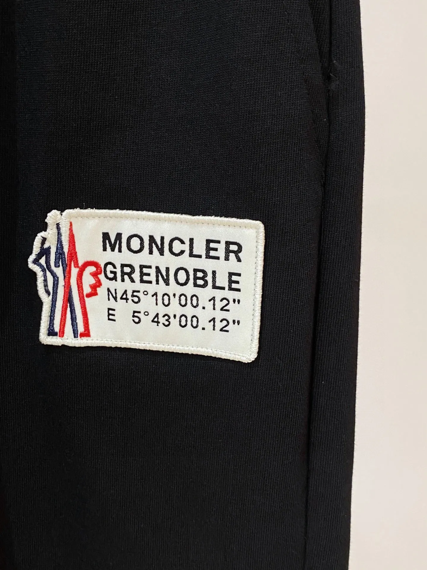 P570 Brand [MONCLER Mouth Covered] 2025 round neck short-sleeved shorts suit. The pure cotton fabric upper body will not be stuffy, the smooth and comfortable skin-friendly effect is more breathable, the fabric has its own texture, classic logo technology, a new interpretation from a unique angle, fashionable and versatile choice! Size: M-3XL (maximum wear: 190 pounds)