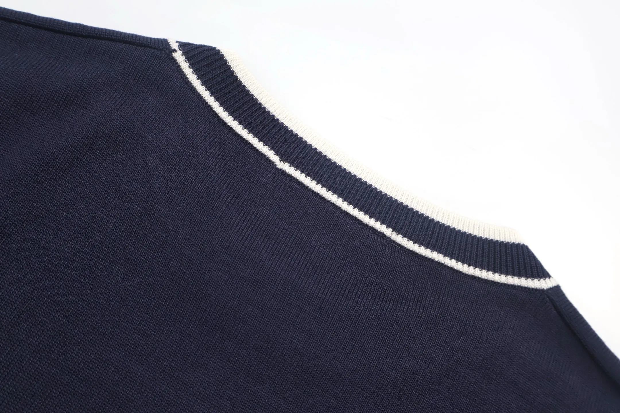 P440 Exclusive supply] Moncler color-blocked collar knitted sweater (navy blue). The original version was purchased and developed at 5550. It is woven with custom-dyed navy blue pure cotton yarn, and the jacquard white and blue color-blocked collar pattern is positioned by computer plate making. Made with imported 16-needle knitting machine. The small mark on the arm is embroidered with red and blue insignia using a BEHRINGER imported embroidery machine, and then a Czech sewing machine is used to sew the upper body side by side. Size:M/L/XL/XXL