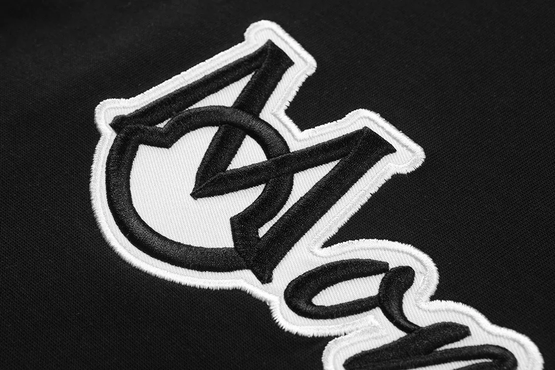 P150 Moncler 2026 official website new heavy industry slogan embroidered letter logo, same style for men and women, short-sleeved T-shirt ·Customized 300g 100% double yarn pure cotton fabric ·Dyeing 32 counts double-strand thread ·Collar label, hangtag, main mark and three labels complete Color: Black Size: XS S M L