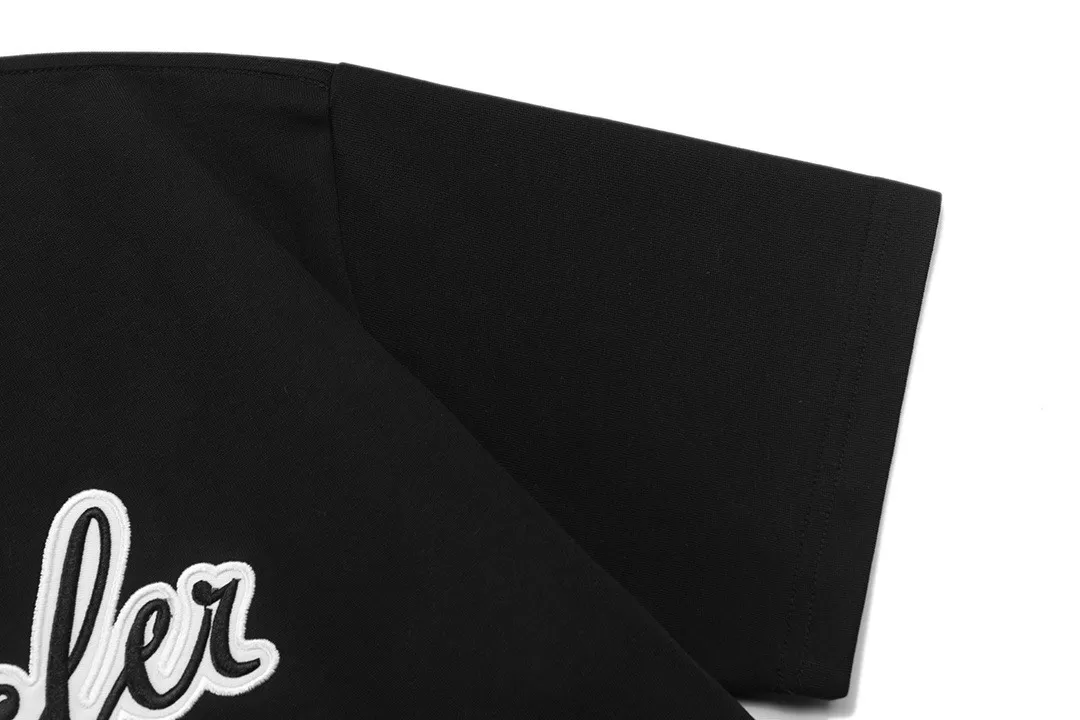 P150 Moncler 2026 official website new heavy industry slogan embroidered letter logo, same style for men and women, short-sleeved T-shirt ·Customized 300g 100% double yarn pure cotton fabric ·Dyeing 32 counts double-strand thread ·Collar label, hangtag, main mark and three labels complete Color: Black Size: XS S M L