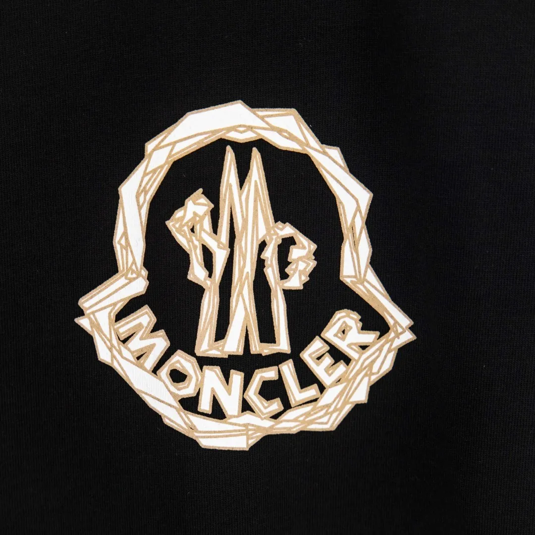 P200 💰zp version [exclusive supply] MONCLER masked foam printed armband short sleeves. Fabric: Made of 32 pairs of yarn, threaded with 1*1 Solona. Craftsmanship: The chest logo adopts foam printing technology, and the original customized stencil is used. Every detail and color is highly restored to the original version 1:1. Accessories: The armband is made of cashmere composite material, with the brand logo embroidered on the surface. The detailed positions of auxiliary materials are restored according to 1:1 positioning. Accessories: Customized 1:1 washed trademark Accessories: Customized 1:1 composite armband Technology: Customized 1:1 foam printing Color: Black White Size: S M L XL Number: XS10403