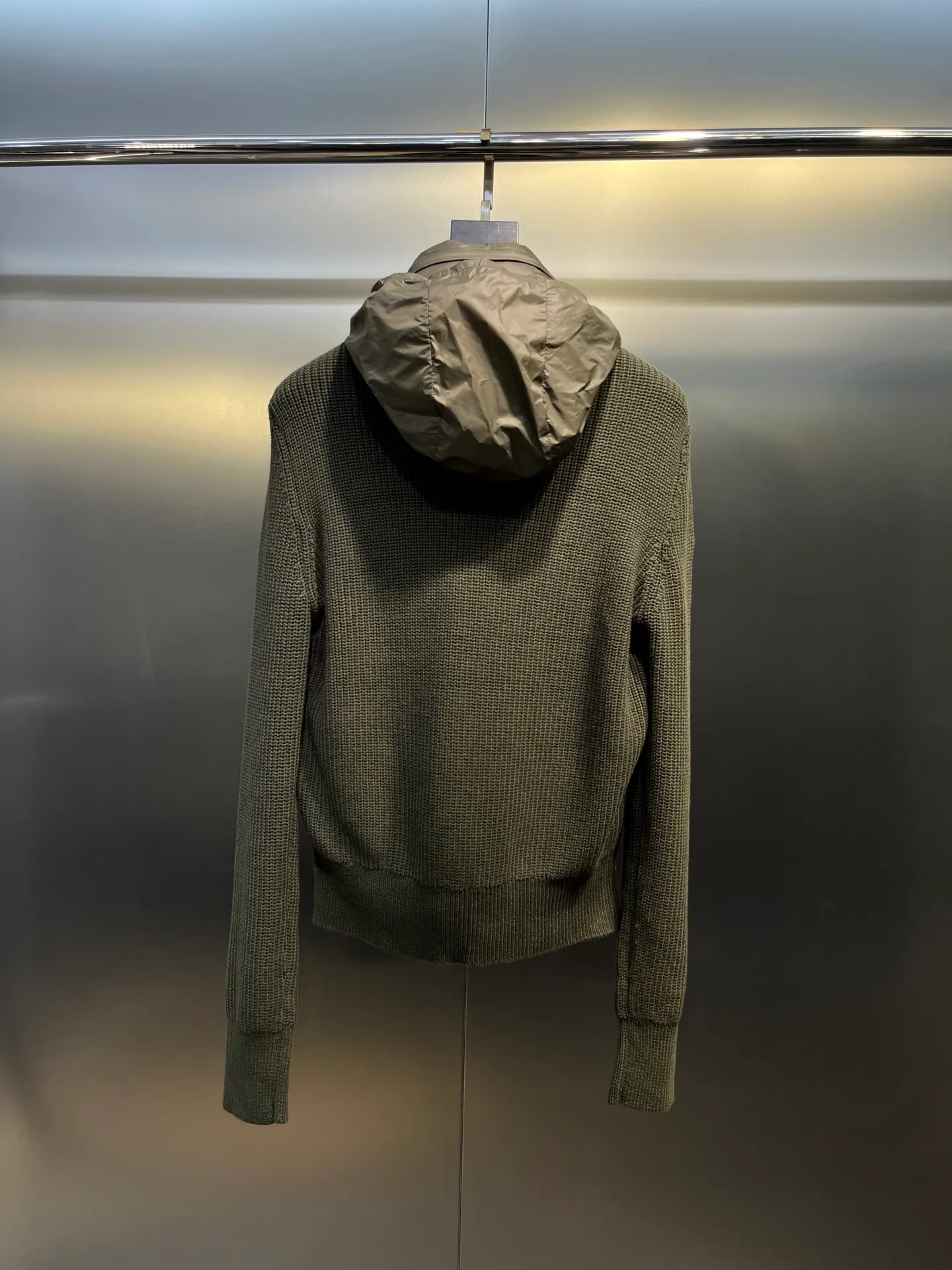 P680 Moncler Mouth Cover 🌟 Men’s new early autumn product. Classic stand collar zippered wool knit patchwork jacket single down! A must-have item for winter inner wear and early fall. The striped quilted cropped slim fit is versatile and effortless. The classic red, white and blue zipper design is age-reducing and fashionable. Original customized national standard 90 white duck down filling! Imported lightweight memory silk fabric is breathable and lightweight! Imported machine sewing line technology. The upper body is pure and handsome. Original hardware accessories Original mark Color: black Army green Code number: m-xxxl