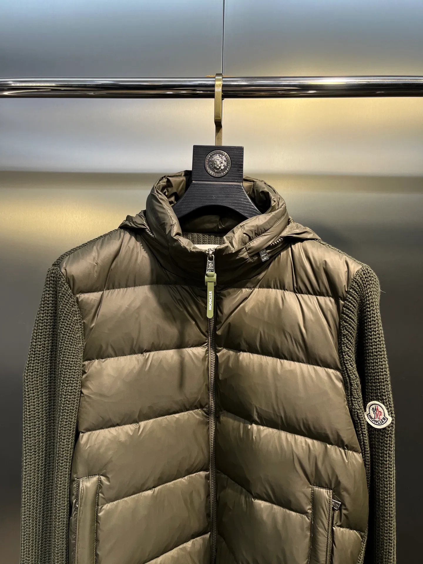 P680 Moncler Mouth Cover 🌟 Men’s new early autumn product. Classic stand collar zippered wool knit patchwork jacket single down! A must-have item for winter inner wear and early fall. The striped quilted cropped slim fit is versatile and effortless. The classic red, white and blue zipper design is age-reducing and fashionable. Original customized national standard 90 white duck down filling! Imported lightweight memory silk fabric is breathable and lightweight! Imported machine sewing line technology. The upper body is pure and handsome. Original hardware accessories Original mark Color: black Army green Code number: m-xxxl