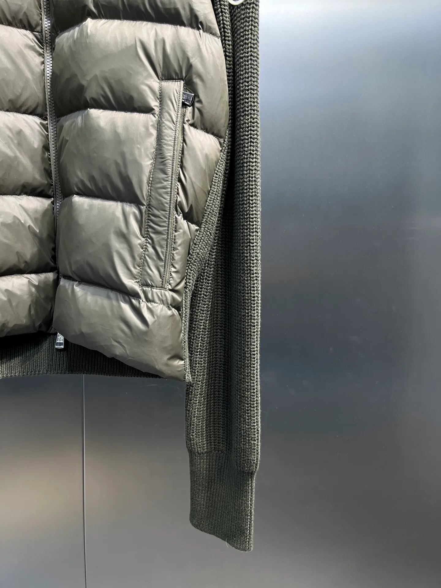 P680 Moncler Mouth Cover 🌟 Men’s new early autumn product. Classic stand collar zippered wool knit patchwork jacket single down! A must-have item for winter inner wear and early fall. The striped quilted cropped slim fit is versatile and effortless. The classic red, white and blue zipper design is age-reducing and fashionable. Original customized national standard 90 white duck down filling! Imported lightweight memory silk fabric is breathable and lightweight! Imported machine sewing line technology. The upper body is pure and handsome. Original hardware accessories Original mark Color: black Army green Code number: m-xxxl
