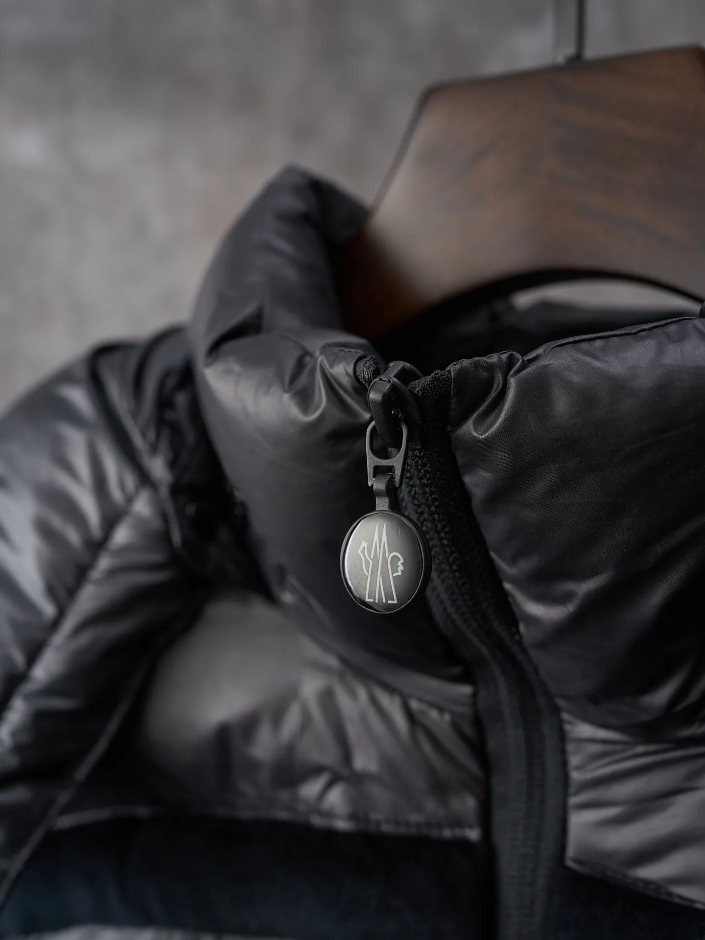 P1240 Actual hanging auction] Moncler/muzzled Batman co-branded logo down jacket [Ready stock] 1 code, 2 codes, 3 codes, 4 codes "The hood is detachable and adjustable to match at will" Customized Moyun high-grade carbon black coated windbreaker fabric Customized Korean-yun flowing velvet knitted fabric Using 400D calendered gallbladder National standard 95 white duck down (welcome to test) Full amount of down, full of warmth, light and fluffy, ingeniously create a joint series Decorated with the Batman logo on the front, inspired by this famous superhero, it is highly recognizable. The iconic Moncler embroidered logo appears on the sleeves, highlighting the brand style and paying tribute to the classics. It is also an interpretation of modern fashion. It tightly locks in body temperature and enjoys warmth and comfort. It becomes the most intimate companion in winter. Computer laser burning cutting uses a high-energy laser beam to instantly melt the fabric fibers at high temperature and perform precise cutting and engraving on the fabric according to the original pattern. The edges are flat to achieve seamless splicing, which effectively prevents the penetration of cold wind and improves the thermal insulation performance of the down jacket. Computer mechanical down filling gives priority to making liner paper patterns to determine the down filling area according to the original three-dimensional effect to determine the weight of down per square meter, thereby calculating the filling amount of each cut piece. The computer down filling machine uses a digital weighing unit to achieve stable measurement. The computer template machine lines the line. The line process of the computer template machine shows extremely high neatness and smoothness. The craftsman's precise control of size during the operation ensures that every line meets the design requirements. The lines of the entire template are smooth and uniform, neat and beautiful.