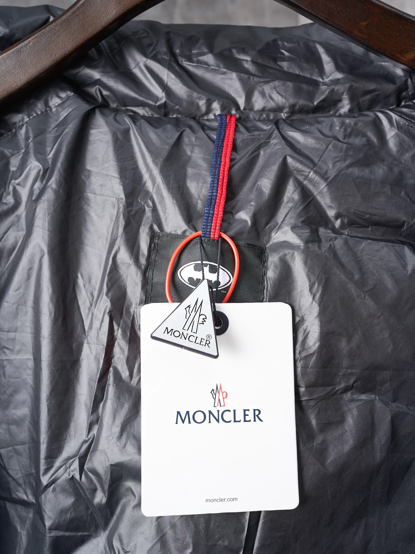 P1240 Actual hanging auction] Moncler/muzzled Batman co-branded logo down jacket [Ready stock] 1 code, 2 codes, 3 codes, 4 codes "The hood is detachable and adjustable to match at will" Customized Moyun high-grade carbon black coated windbreaker fabric Customized Korean-yun flowing velvet knitted fabric Using 400D calendered gallbladder National standard 95 white duck down (welcome to test) Full amount of down, full of warmth, light and fluffy, ingeniously create a joint series Decorated with the Batman logo on the front, inspired by this famous superhero, it is highly recognizable. The iconic Moncler embroidered logo appears on the sleeves, highlighting the brand style and paying tribute to the classics. It is also an interpretation of modern fashion. It tightly locks in body temperature and enjoys warmth and comfort. It becomes the most intimate companion in winter. Computer laser burning cutting uses a high-energy laser beam to instantly melt the fabric fibers at high temperature and perform precise cutting and engraving on the fabric according to the original pattern. The edges are flat to achieve seamless splicing, which effectively prevents the penetration of cold wind and improves the thermal insulation performance of the down jacket. Computer mechanical down filling gives priority to making liner paper patterns to determine the down filling area according to the original three-dimensional effect to determine the weight of down per square meter, thereby calculating the filling amount of each cut piece. The computer down filling machine uses a digital weighing unit to achieve stable measurement. The computer template machine lines the line. The line process of the computer template machine shows extremely high neatness and smoothness. The craftsman's precise control of size during the operation ensures that every line meets the design requirements. The lines of the entire template are smooth and uniform, neat and beautiful.