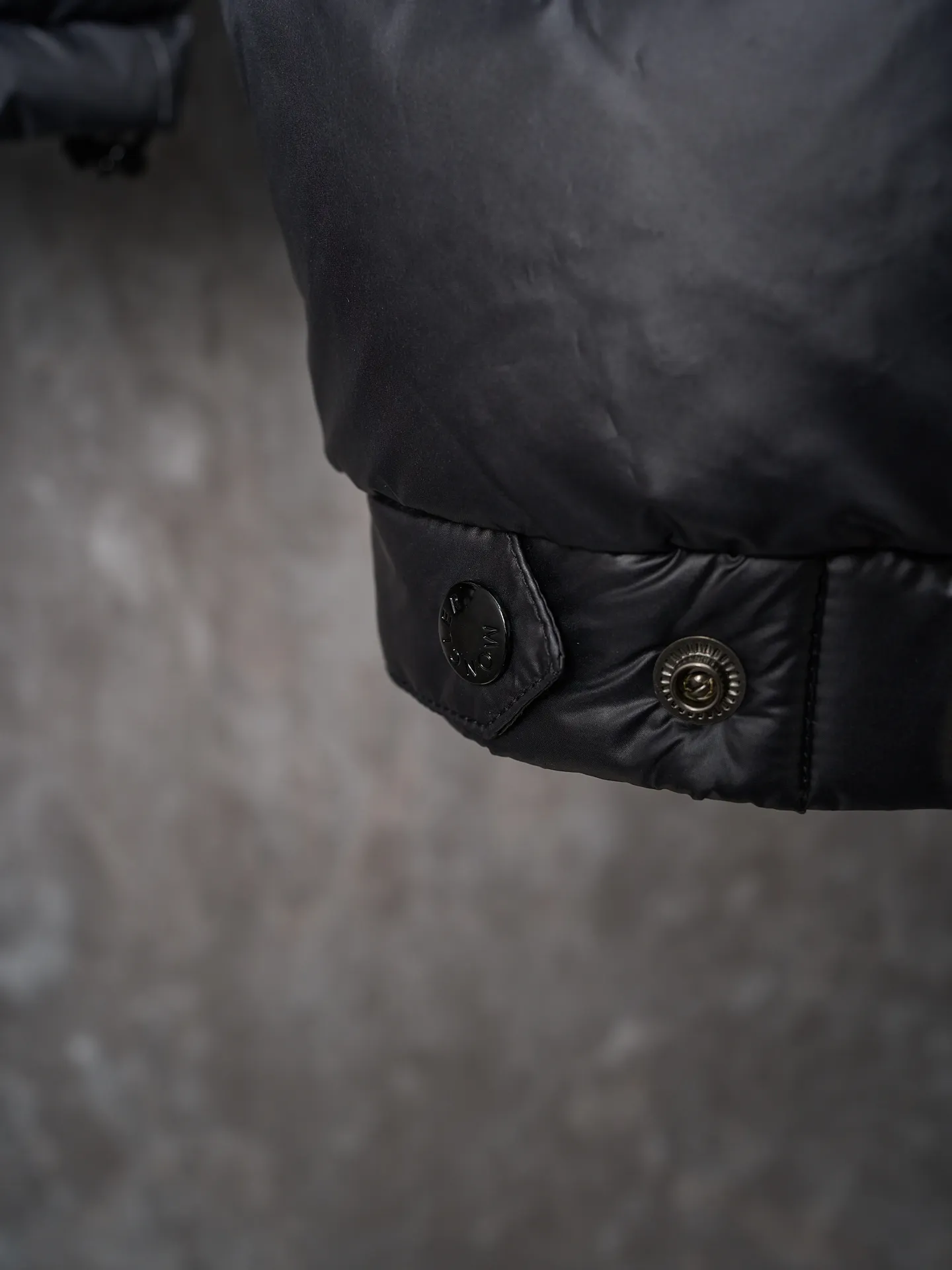P1240 Actual hanging auction] Moncler/muzzled Batman co-branded logo down jacket [Ready stock] 1 code, 2 codes, 3 codes, 4 codes "The hood is detachable and adjustable to match at will" Customized Moyun high-grade carbon black coated windbreaker fabric Customized Korean-yun flowing velvet knitted fabric Using 400D calendered gallbladder National standard 95 white duck down (welcome to test) Full amount of down, full of warmth, light and fluffy, ingeniously create a joint series Decorated with the Batman logo on the front, inspired by this famous superhero, it is highly recognizable. The iconic Moncler embroidered logo appears on the sleeves, highlighting the brand style and paying tribute to the classics. It is also an interpretation of modern fashion. It tightly locks in body temperature and enjoys warmth and comfort. It becomes the most intimate companion in winter. Computer laser burning cutting uses a high-energy laser beam to instantly melt the fabric fibers at high temperature and perform precise cutting and engraving on the fabric according to the original pattern. The edges are flat to achieve seamless splicing, which effectively prevents the penetration of cold wind and improves the thermal insulation performance of the down jacket. Computer mechanical down filling gives priority to making liner paper patterns to determine the down filling area according to the original three-dimensional effect to determine the weight of down per square meter, thereby calculating the filling amount of each cut piece. The computer down filling machine uses a digital weighing unit to achieve stable measurement. The computer template machine lines the line. The line process of the computer template machine shows extremely high neatness and smoothness. The craftsman's precise control of size during the operation ensures that every line meets the design requirements. The lines of the entire template are smooth and uniform, neat and beautiful.