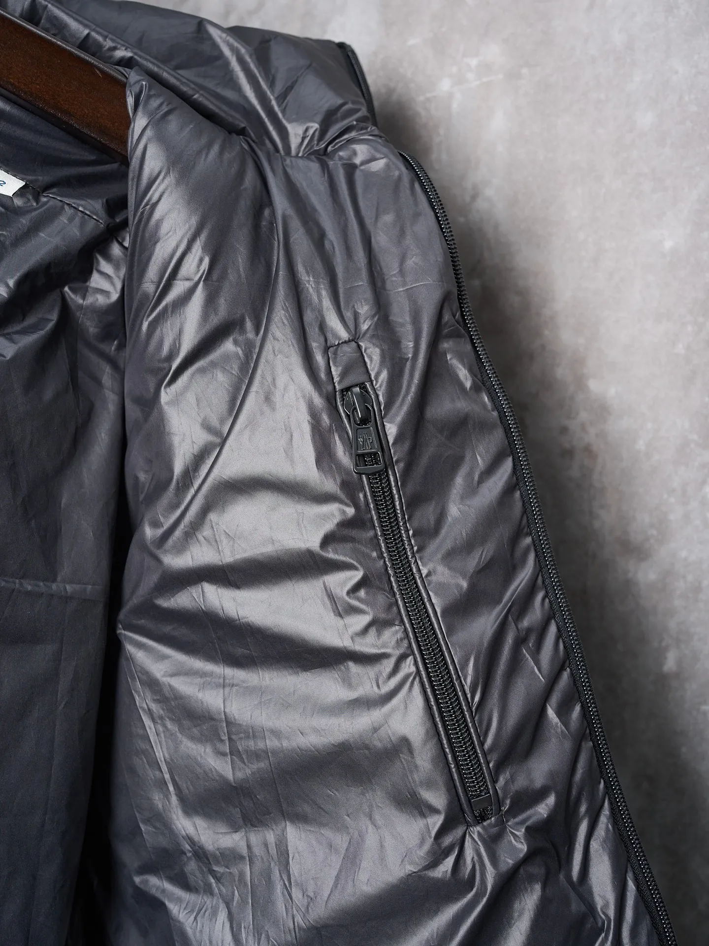 P1240 Actual hanging auction] Moncler/muzzled Batman co-branded logo down jacket [Ready stock] 1 code, 2 codes, 3 codes, 4 codes "The hood is detachable and adjustable to match at will" Customized Moyun high-grade carbon black coated windbreaker fabric Customized Korean-yun flowing velvet knitted fabric Using 400D calendered gallbladder National standard 95 white duck down (welcome to test) Full amount of down, full of warmth, light and fluffy, ingeniously create a joint series Decorated with the Batman logo on the front, inspired by this famous superhero, it is highly recognizable. The iconic Moncler embroidered logo appears on the sleeves, highlighting the brand style and paying tribute to the classics. It is also an interpretation of modern fashion. It tightly locks in body temperature and enjoys warmth and comfort. It becomes the most intimate companion in winter. Computer laser burning cutting uses a high-energy laser beam to instantly melt the fabric fibers at high temperature and perform precise cutting and engraving on the fabric according to the original pattern. The edges are flat to achieve seamless splicing, which effectively prevents the penetration of cold wind and improves the thermal insulation performance of the down jacket. Computer mechanical down filling gives priority to making liner paper patterns to determine the down filling area according to the original three-dimensional effect to determine the weight of down per square meter, thereby calculating the filling amount of each cut piece. The computer down filling machine uses a digital weighing unit to achieve stable measurement. The computer template machine lines the line. The line process of the computer template machine shows extremely high neatness and smoothness. The craftsman's precise control of size during the operation ensures that every line meets the design requirements. The lines of the entire template are smooth and uniform, neat and beautiful.