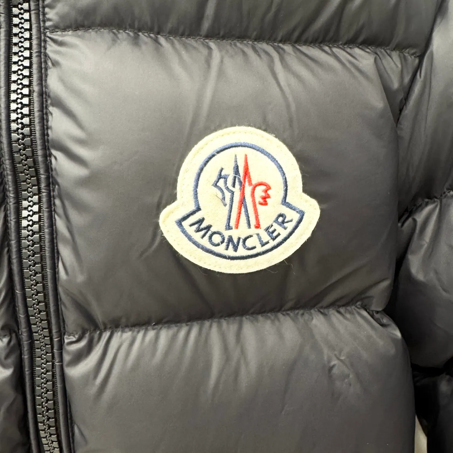 P840 Brand: MONCLER Filling: 90 white duck down Weight: 290 Size: 12345 Color: Black Blue Citala down jacket uses ultra-light nylon lining and longue saison to ensure a high degree of warmth without sacrificing lightness. The style features a comfortable fit, unique high collar and pudding quilting.   Made of ultralight nylon saison bench lining feather filling stand collar zipper closure zipper pockets elasticated cuffs and bottom of garment felt logo patch size and fit