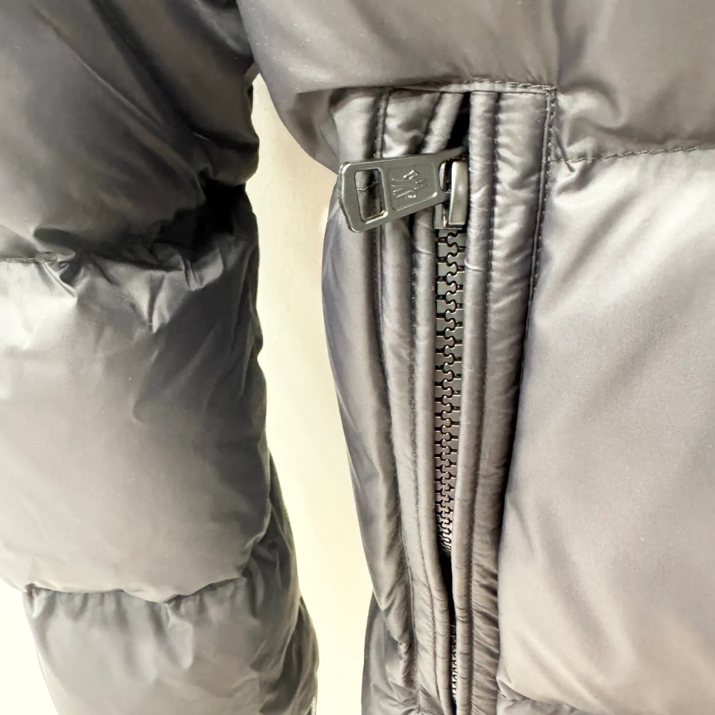 P840 Brand: MONCLER Filling: 90 white duck down Weight: 290 Size: 12345 Color: Black Blue Citala down jacket uses ultra-light nylon lining and longue saison to ensure a high degree of warmth without sacrificing lightness. The style features a comfortable fit, unique high collar and pudding quilting.   Made of ultralight nylon saison bench lining feather filling stand collar zipper closure zipper pockets elasticated cuffs and bottom of garment felt logo patch size and fit