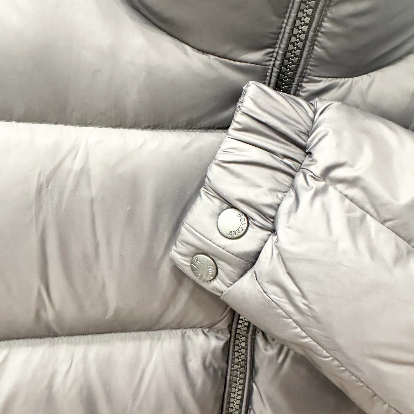 P840 Brand: MONCLER Filling: 90 white duck down Weight: 290 Size: 12345 Color: Black Blue Citala down jacket uses ultra-light nylon lining and longue saison to ensure a high degree of warmth without sacrificing lightness. The style features a comfortable fit, unique high collar and pudding quilting.   Made of ultralight nylon saison bench lining feather filling stand collar zipper closure zipper pockets elasticated cuffs and bottom of garment felt logo patch size and fit