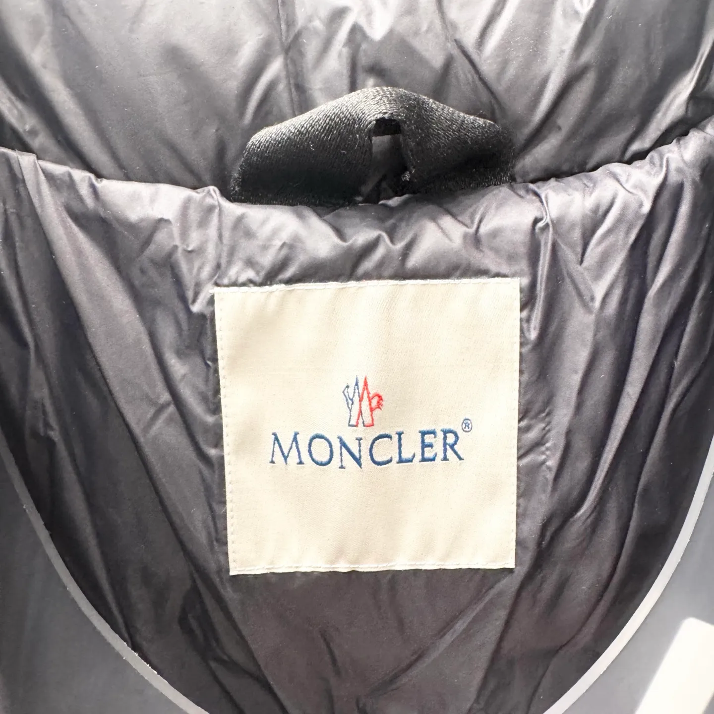 P840 Brand: MONCLER Filling: 90 white duck down Weight: 290 Size: 12345 Color: Black Blue Citala down jacket uses ultra-light nylon lining and longue saison to ensure a high degree of warmth without sacrificing lightness. The style features a comfortable fit, unique high collar and pudding quilting.   Made of ultralight nylon saison bench lining feather filling stand collar zipper closure zipper pockets elasticated cuffs and bottom of garment felt logo patch size and fit
