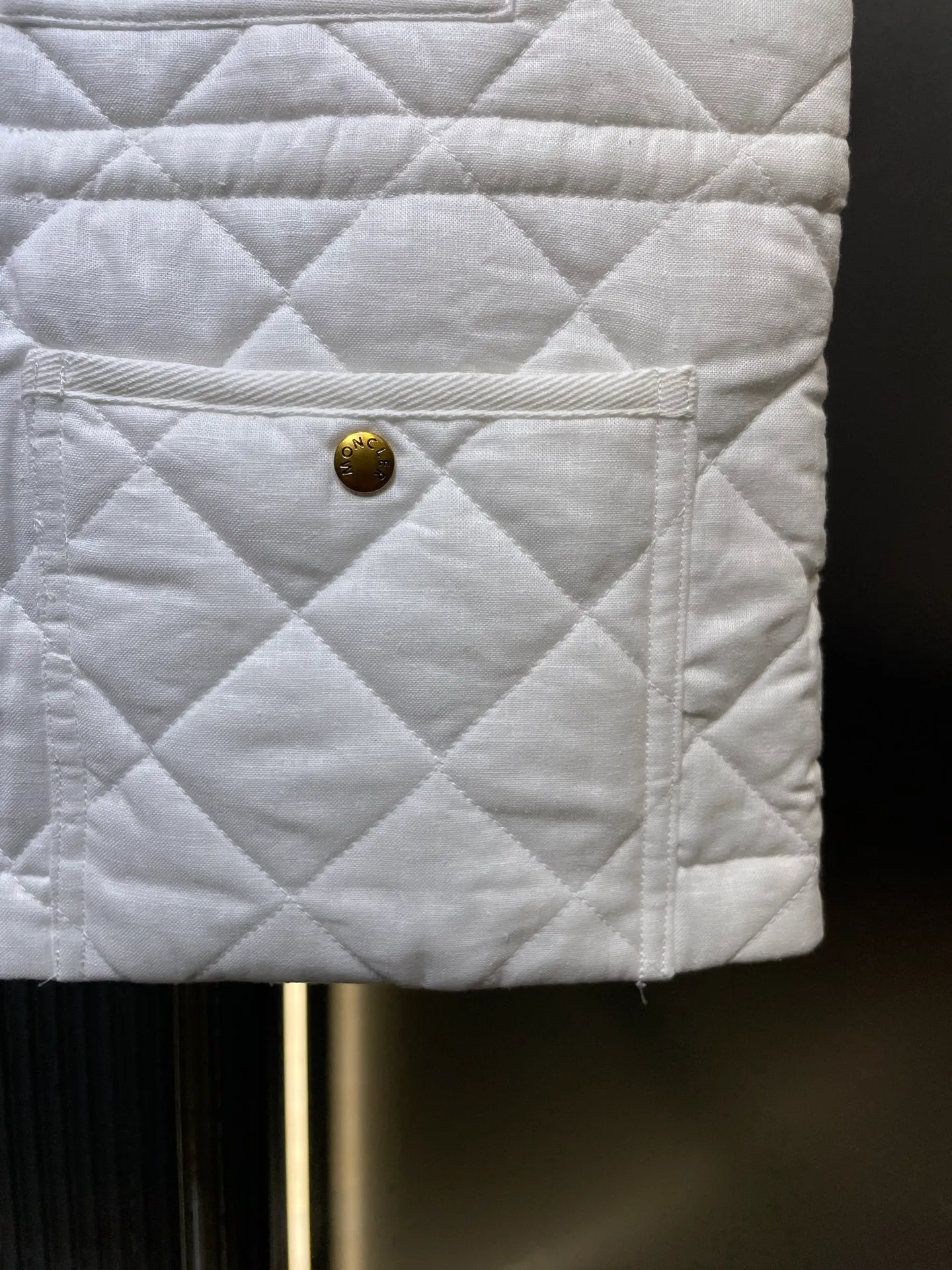 P430 Moncler🌟【Top original order】25FW early autumn new style rhombus cotton vest丨⚠Exclusive high-end version! Zippered vest style. The whole body is made of rhombus embossing. Multiple pockets for hand warmers to increase capacity. The design is rich and practical. The iconic logo patch on the chest is embellished to show a low-key and high-end feel. The drawstring on the inner waist adjusts the elasticity of the curve and is easy to put on and take off. The exquisite logo is decorated on the inner side. Details can successfully get rid of dullness. Integrate warmth and fashion. Size: s m l