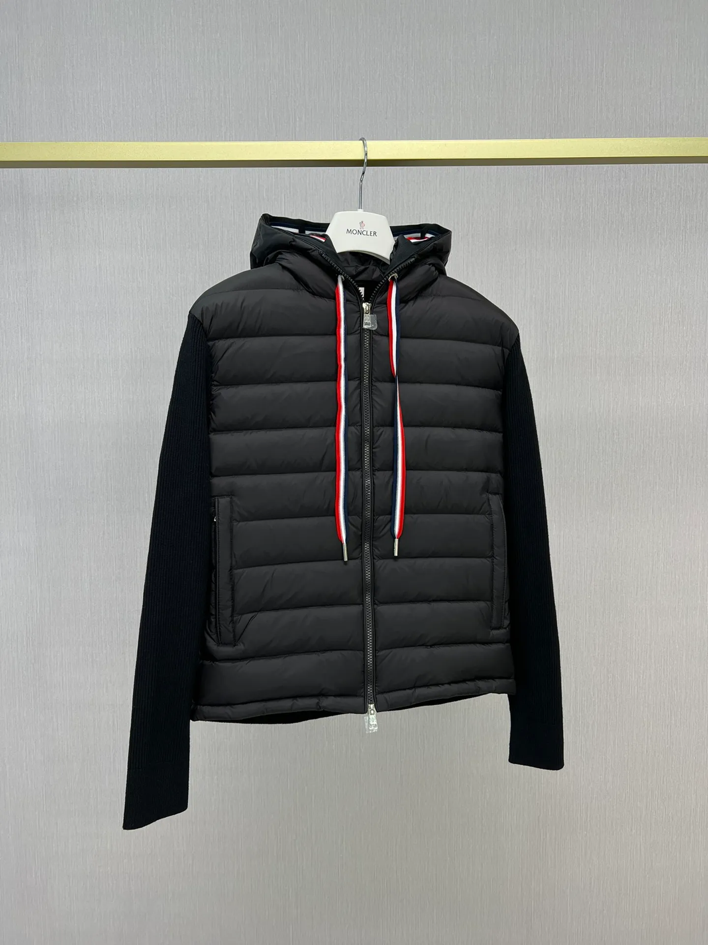 P680 Monc1er/Mongolian* wool sleeve sub-black men's patchwork hooded knitted down jacket ‼ ️Exclusive model, exclusive release‼ ️ Size: M L  Selling Points: Wool splicing hooded zipper men's down jacket lined with 90 white duck down ➕ virgin wool 100% + nylon fabric Moncler down jacket men's wool splicing hooded knitted men's down jacket New product for autumn and winter inner wear!!! In fact, down in China is a basic style in black, it can be worn alone or layered, it will be more layered!!! Autumn wear is very elegant! The texture is amazing, the velvet is large, delicate and stemless, and full of fluffiness! The amount of filling is sufficient, and the thermal insulation performance is not to mention!!! It is windproof and warm, eliminating any possibility of velvet running. It feels silky and soft, and the stiffness is also very light. This is the time to prepare it! It doesn't look bloated at all, not to mention the design!!! The black classic is easy to match and not old-fashioned, and the decorative design with this hooded webbing on the configuration shows the temperament and charm of a man!
