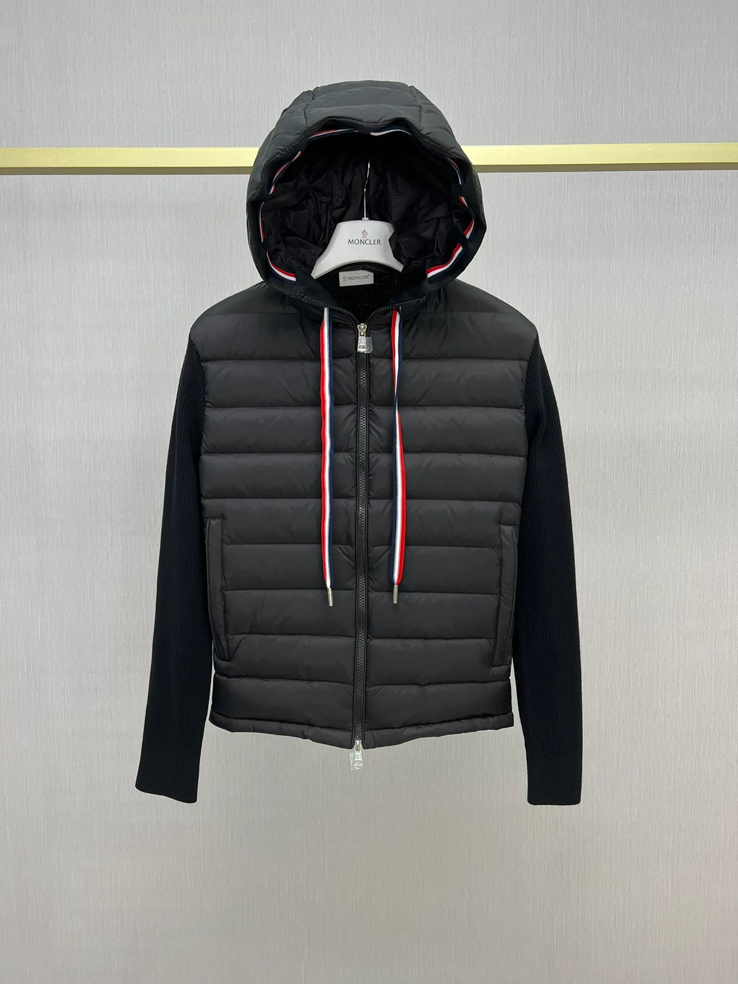 P680 Monc1er/Mongolian* wool sleeve sub-black men's patchwork hooded knitted down jacket ‼ ️Exclusive model, exclusive release‼ ️ Size: M L  Selling Points: Wool splicing hooded zipper men's down jacket lined with 90 white duck down ➕ virgin wool 100% + nylon fabric Moncler down jacket men's wool splicing hooded knitted men's down jacket New product for autumn and winter inner wear!!! In fact, down in China is a basic style in black, it can be worn alone or layered, it will be more layered!!! Autumn wear is very elegant! The texture is amazing, the velvet is large, delicate and stemless, and full of fluffiness! The amount of filling is sufficient, and the thermal insulation performance is not to mention!!! It is windproof and warm, eliminating any possibility of velvet running. It feels silky and soft, and the stiffness is also very light. This is the time to prepare it! It doesn't look bloated at all, not to mention the design!!! The black classic is easy to match and not old-fashioned, and the decorative design with this hooded webbing on the configuration shows the temperament and charm of a man!