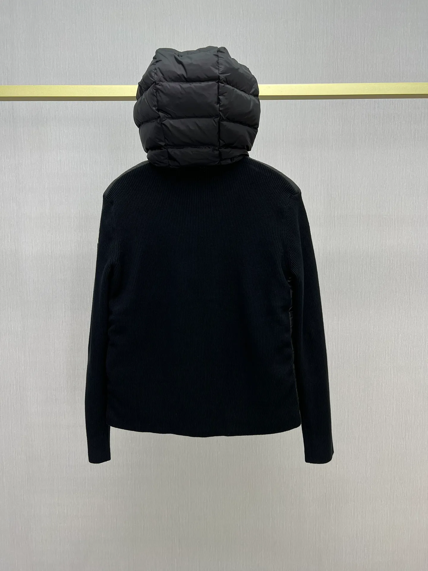 P680 Monc1er/Mongolian* wool sleeve sub-black men's patchwork hooded knitted down jacket ‼ ️Exclusive model, exclusive release‼ ️ Size: M L  Selling Points: Wool splicing hooded zipper men's down jacket lined with 90 white duck down ➕ virgin wool 100% + nylon fabric Moncler down jacket men's wool splicing hooded knitted men's down jacket New product for autumn and winter inner wear!!! In fact, down in China is a basic style in black, it can be worn alone or layered, it will be more layered!!! Autumn wear is very elegant! The texture is amazing, the velvet is large, delicate and stemless, and full of fluffiness! The amount of filling is sufficient, and the thermal insulation performance is not to mention!!! It is windproof and warm, eliminating any possibility of velvet running. It feels silky and soft, and the stiffness is also very light. This is the time to prepare it! It doesn't look bloated at all, not to mention the design!!! The black classic is easy to match and not old-fashioned, and the decorative design with this hooded webbing on the configuration shows the temperament and charm of a man!