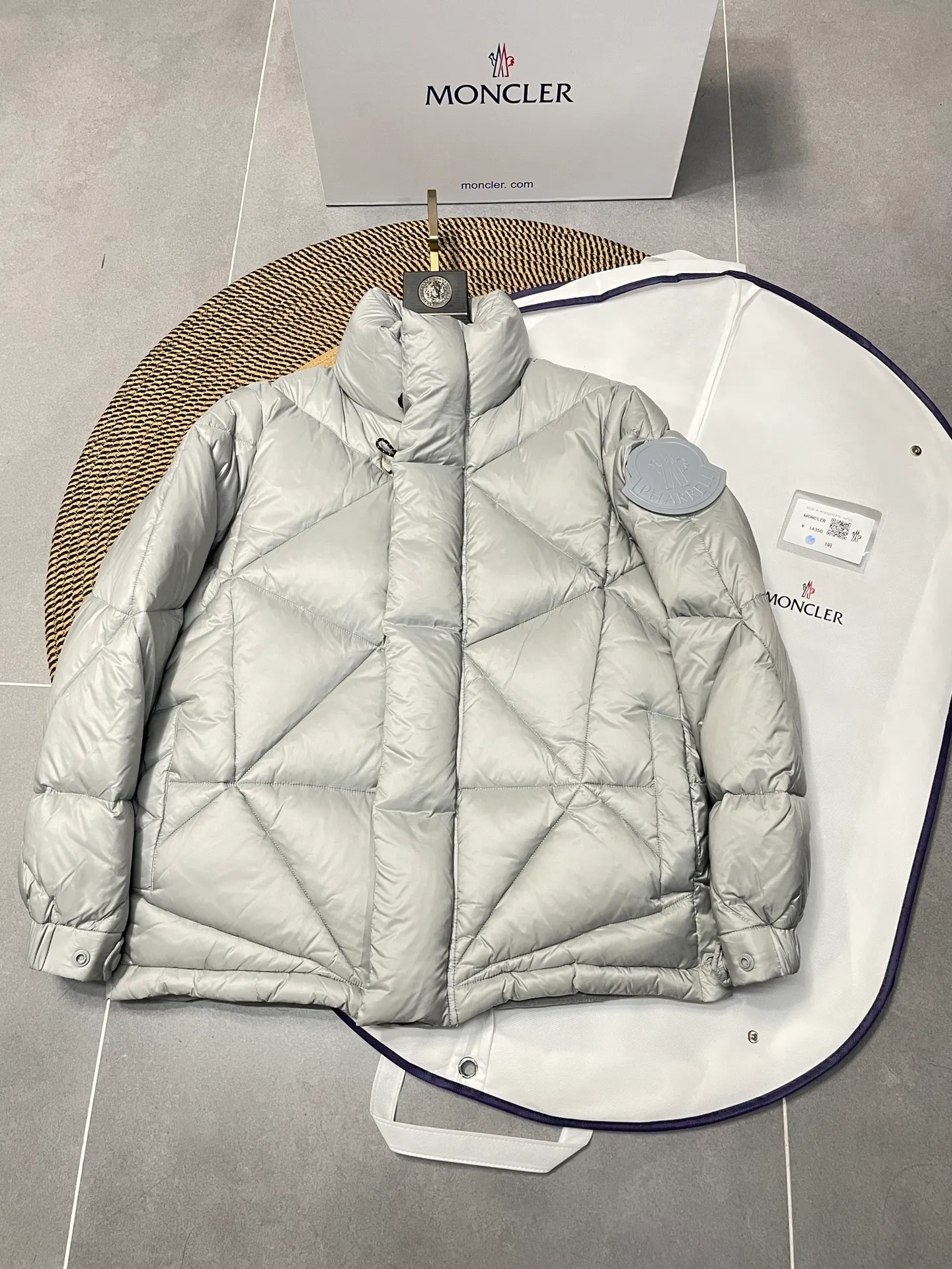 P800 Fei Dong collaborates with Moncler. Moncler once again joins hands with Pharrell Williams to create a joint series. The top 90 white duck I chose this time is the Moncler Genius product line. This Oak jacket is made of technical nylon, equipped with snap pockets and down padding to create the best warmth. The unique triangular car line will create a more artistic visual effect as a whole. The solid color dress is only decorated with LOGO on the chest and arms, which will not be too public while retaining the joint identity. It is also very versatile when paired together. This design technique has also appeared many times in Fei Dong’s joint brands, which is quite recognizable. Size: 1-5